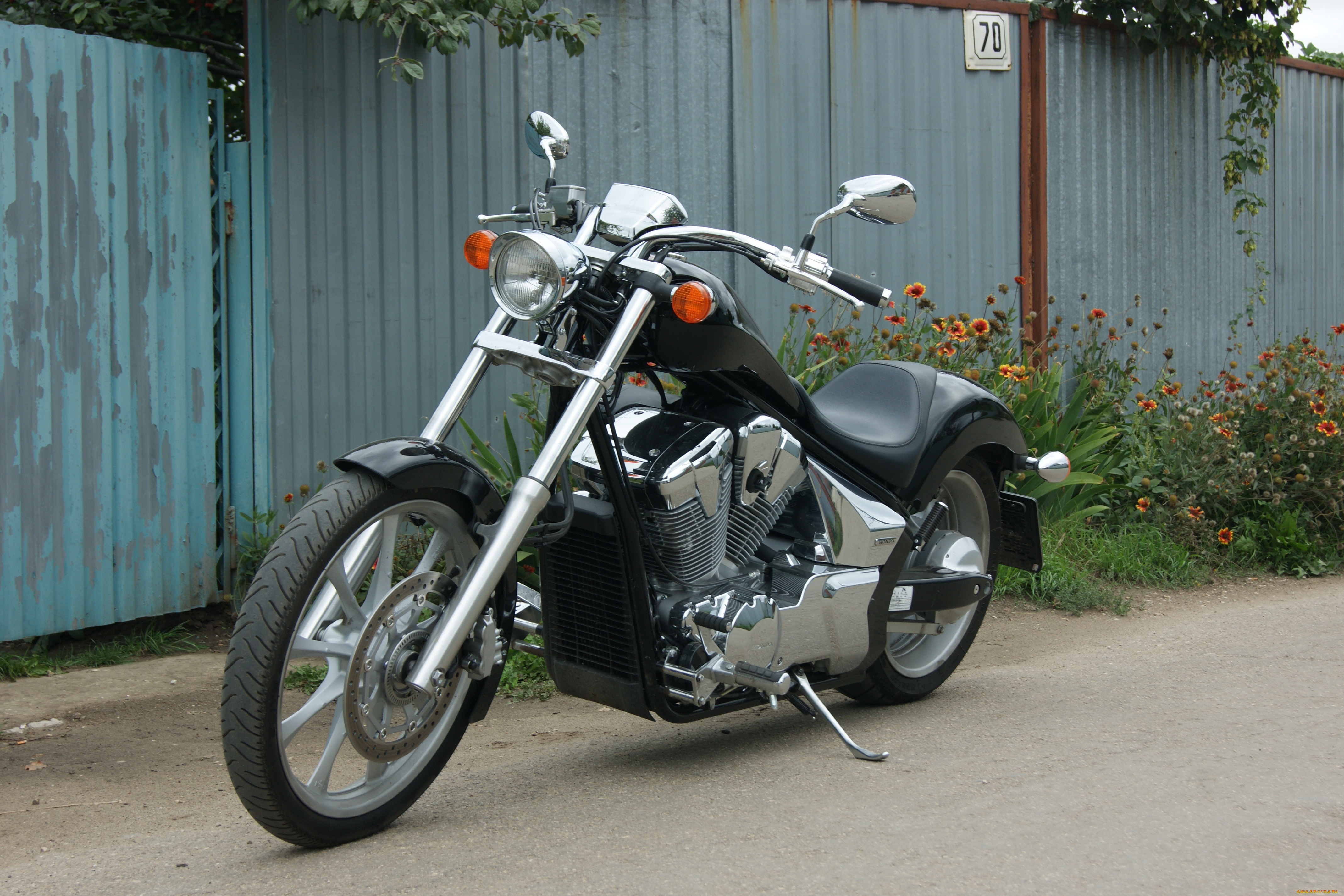 мотоциклы, customs, забор, дорога, мотоцикл, цветы, номер, участка, ворота