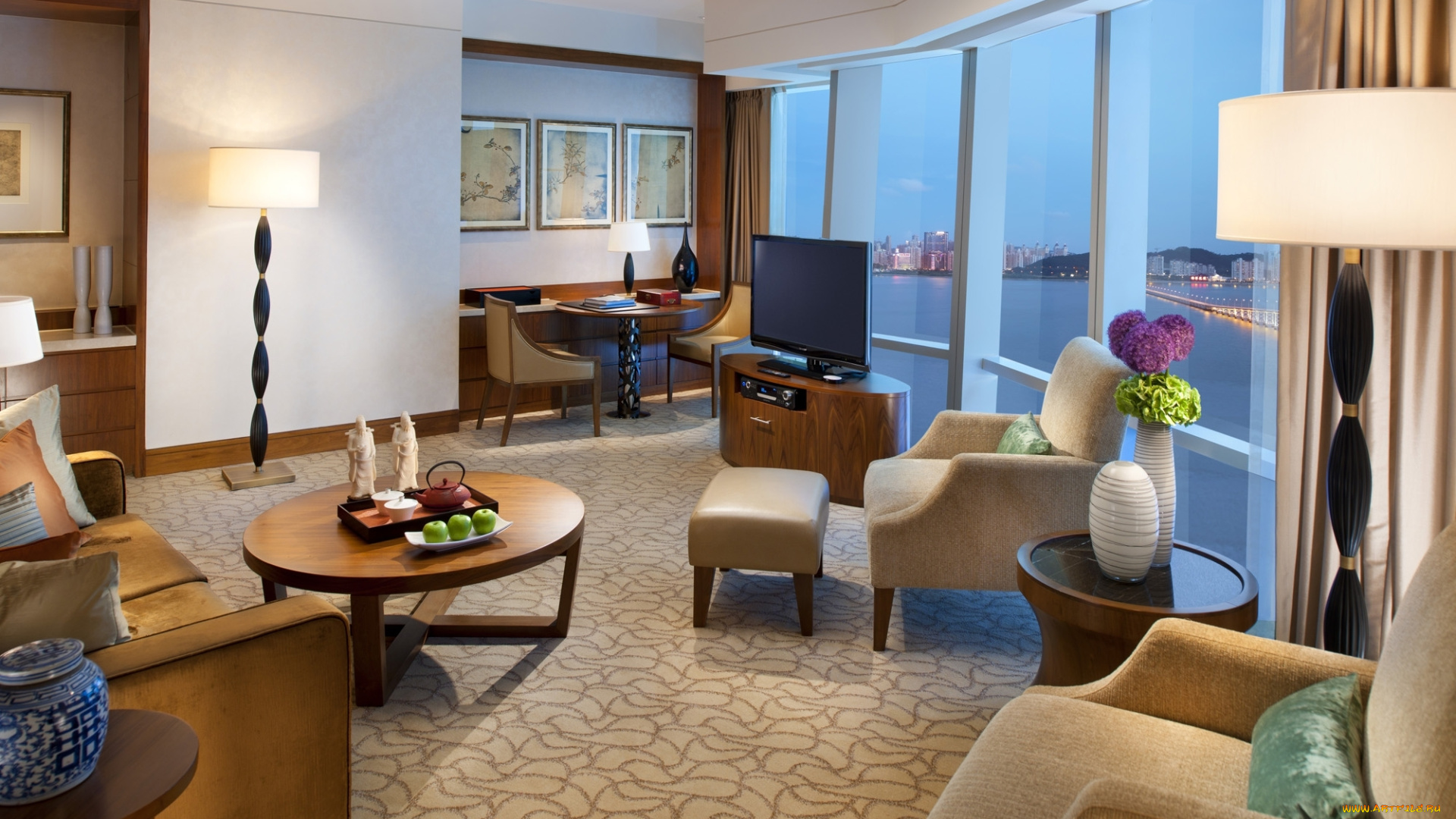 интерьер, гостиная, цветы, стол, подушки, бежевые, окна, ваза, лампы, кресла, яблоки, телевизор, круглый, диван, поднос, чай