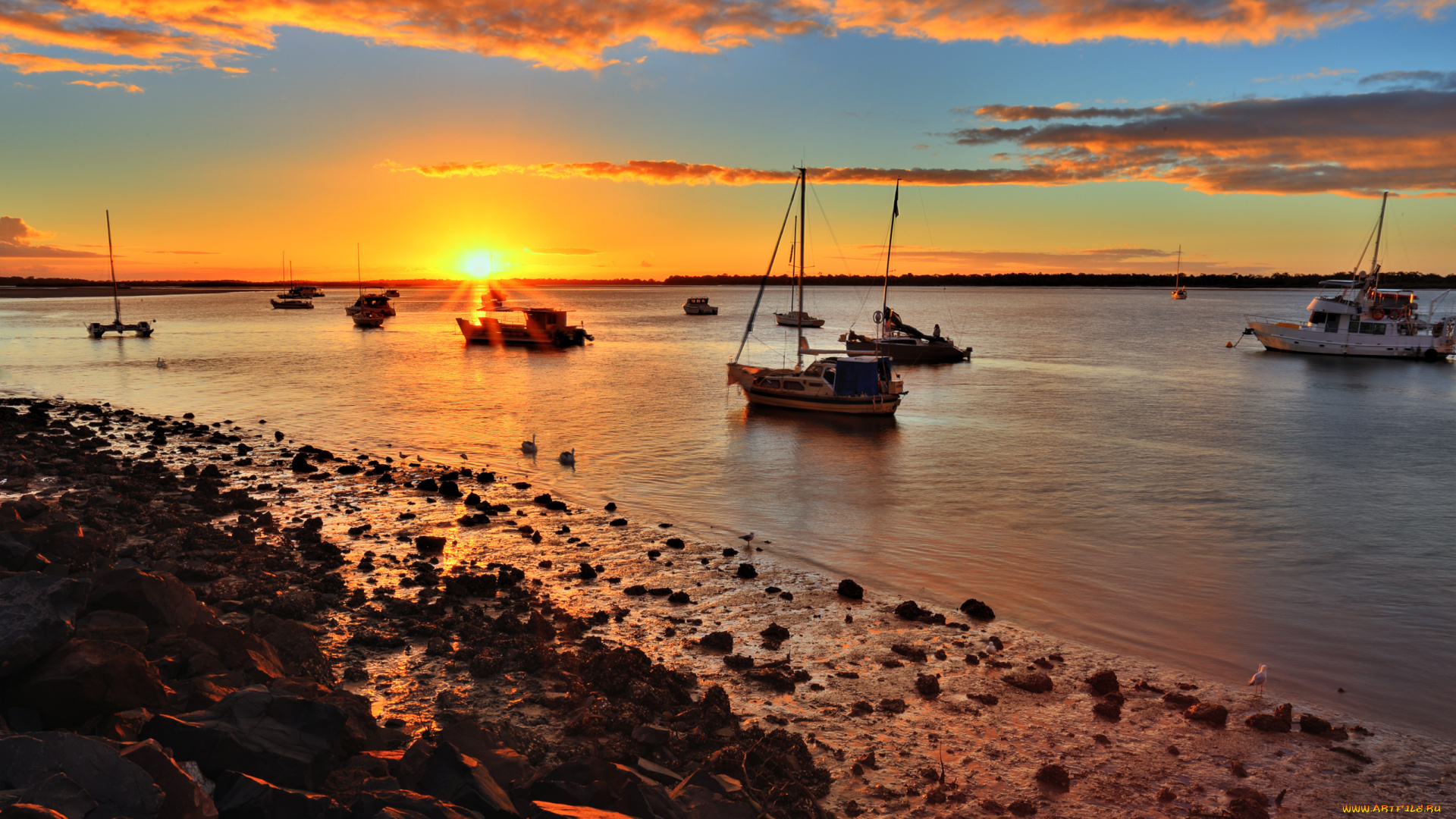 корабли, Яхты, заря, пляж, залив, яхты, облака, камни, горизонт, солнце