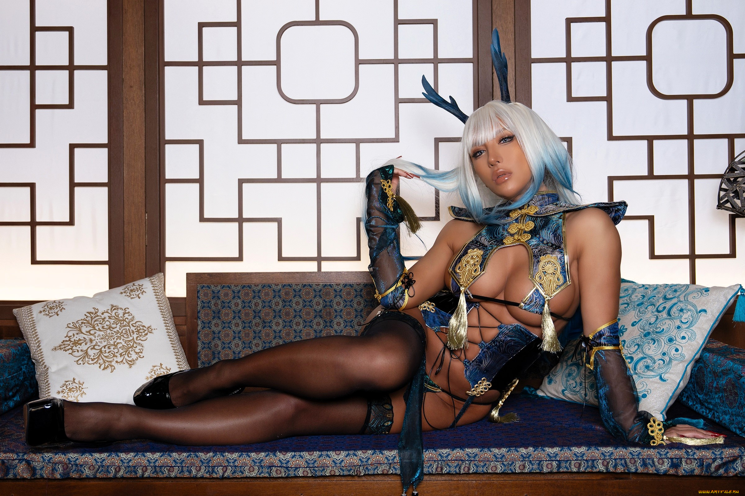 девушки, nonsummerjack, образ, косплей, наряд, костюм, чулки, диван, рожки, подушки