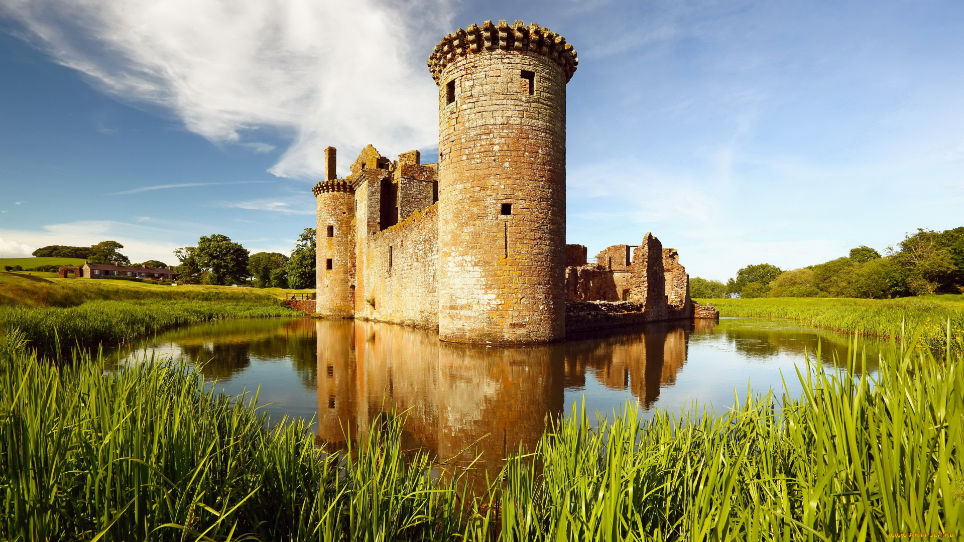 caerlaverock, castle, , scotland, города, замки, англии, dumfrieshire, castle, трава, scotland, caerlaverock, замок, пруд