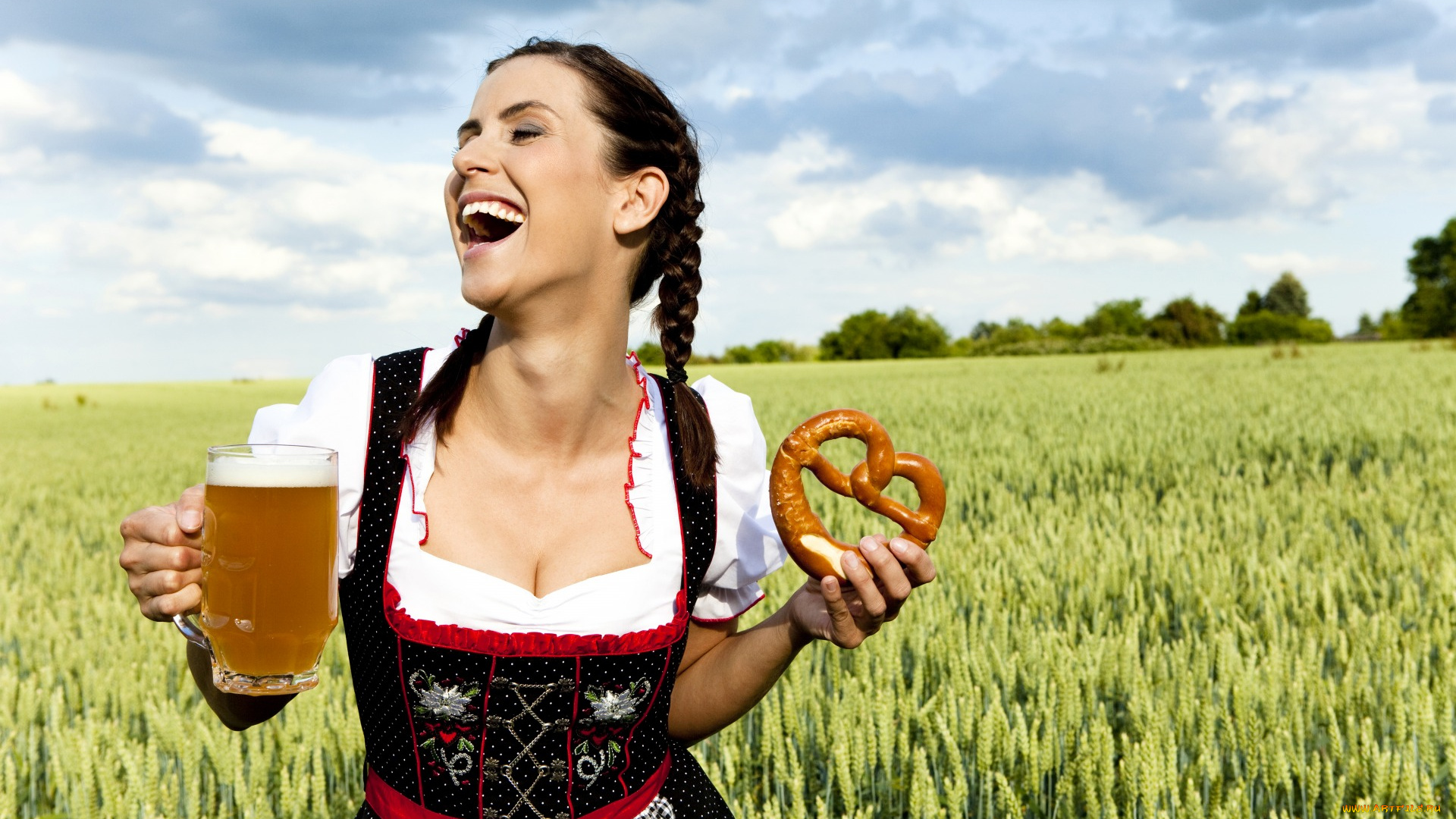 девушки, -unsort, , брюнетки, темноволосые, калач, квас, девушка, кружка, прическа, брюнетка, колосья, радость, поле, косички, облака, платье