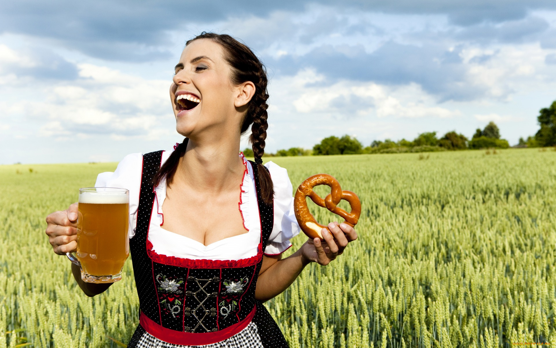 девушки, -unsort, , брюнетки, темноволосые, калач, квас, девушка, кружка, прическа, брюнетка, колосья, радость, поле, косички, облака, платье