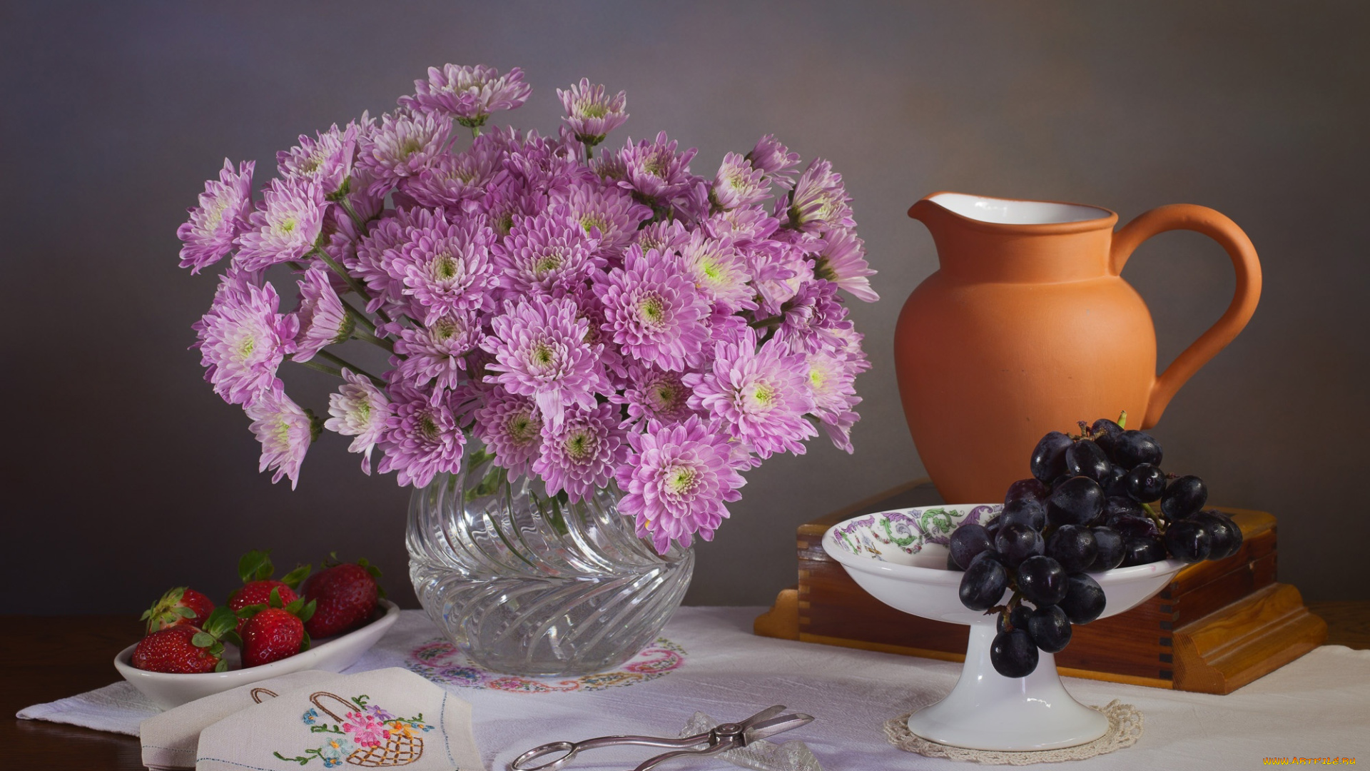 еда, натюрморт, клубника, виноград, хризантемы