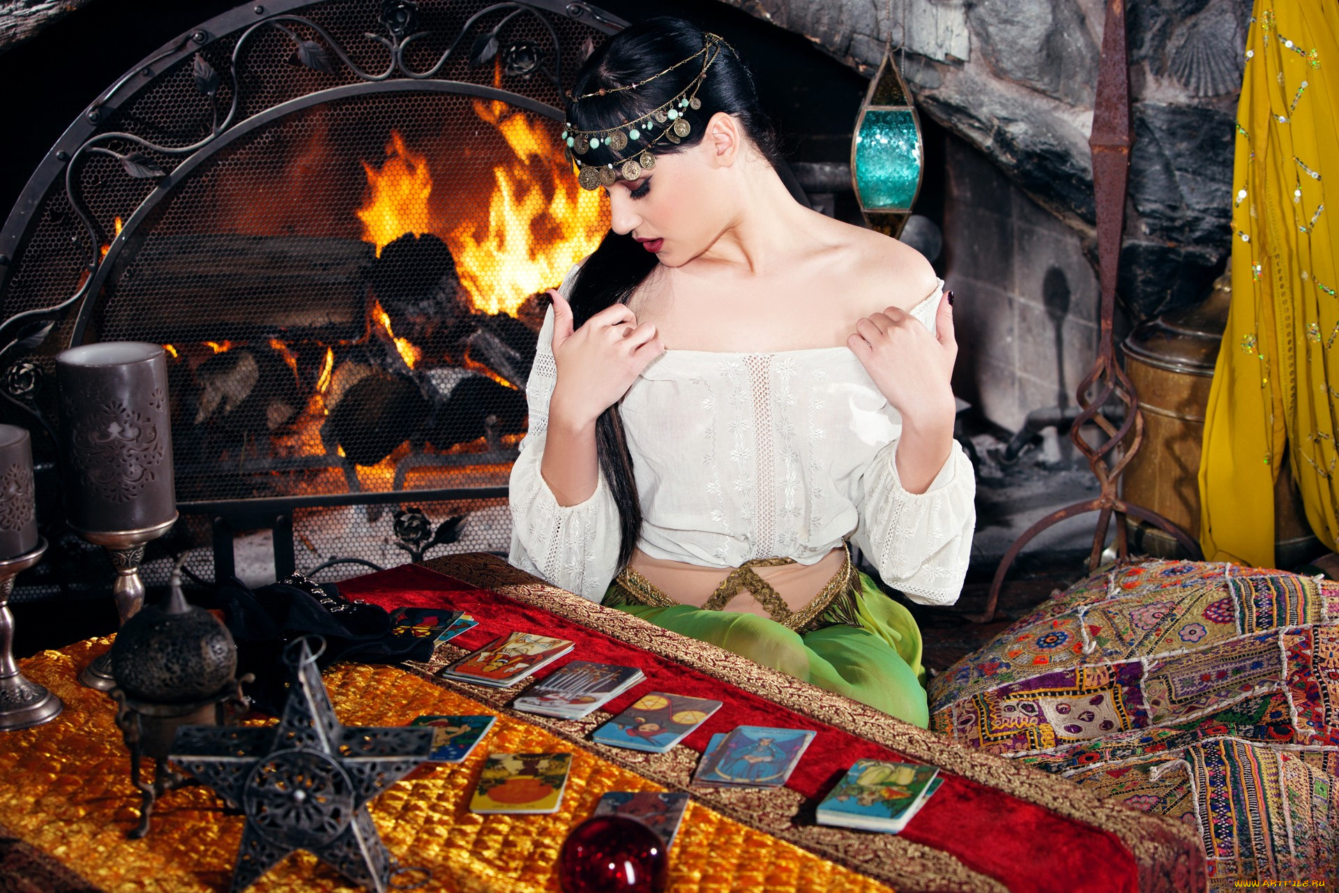 девушки, rivi, madison, брюнетка, украшения, блузка, камин, огонь, стол, карты