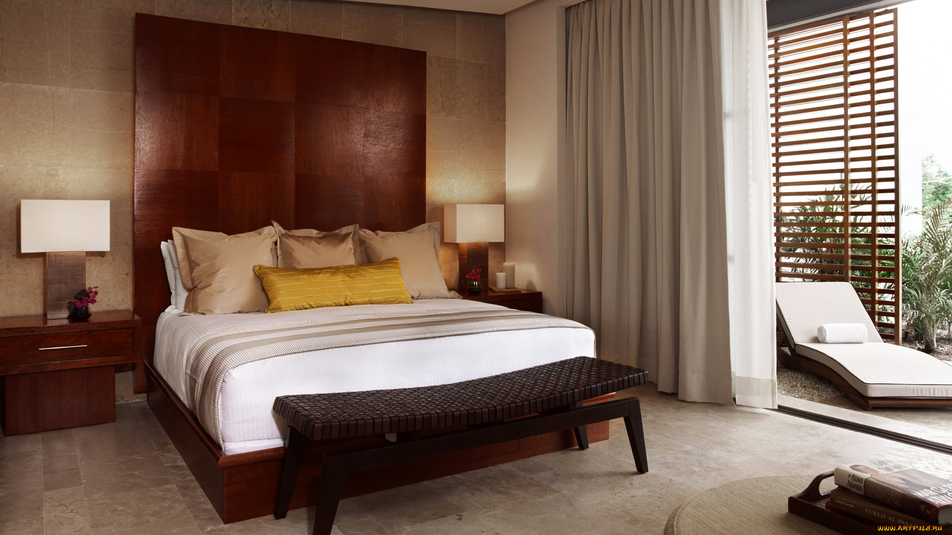 интерьер, спальня, кровать, подушка, тумбочка, окно, балкон