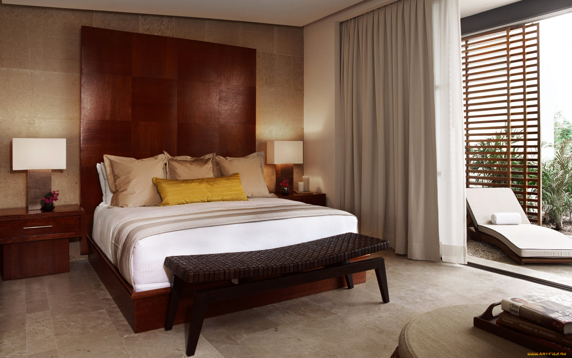 интерьер, спальня, кровать, подушка, тумбочка, окно, балкон