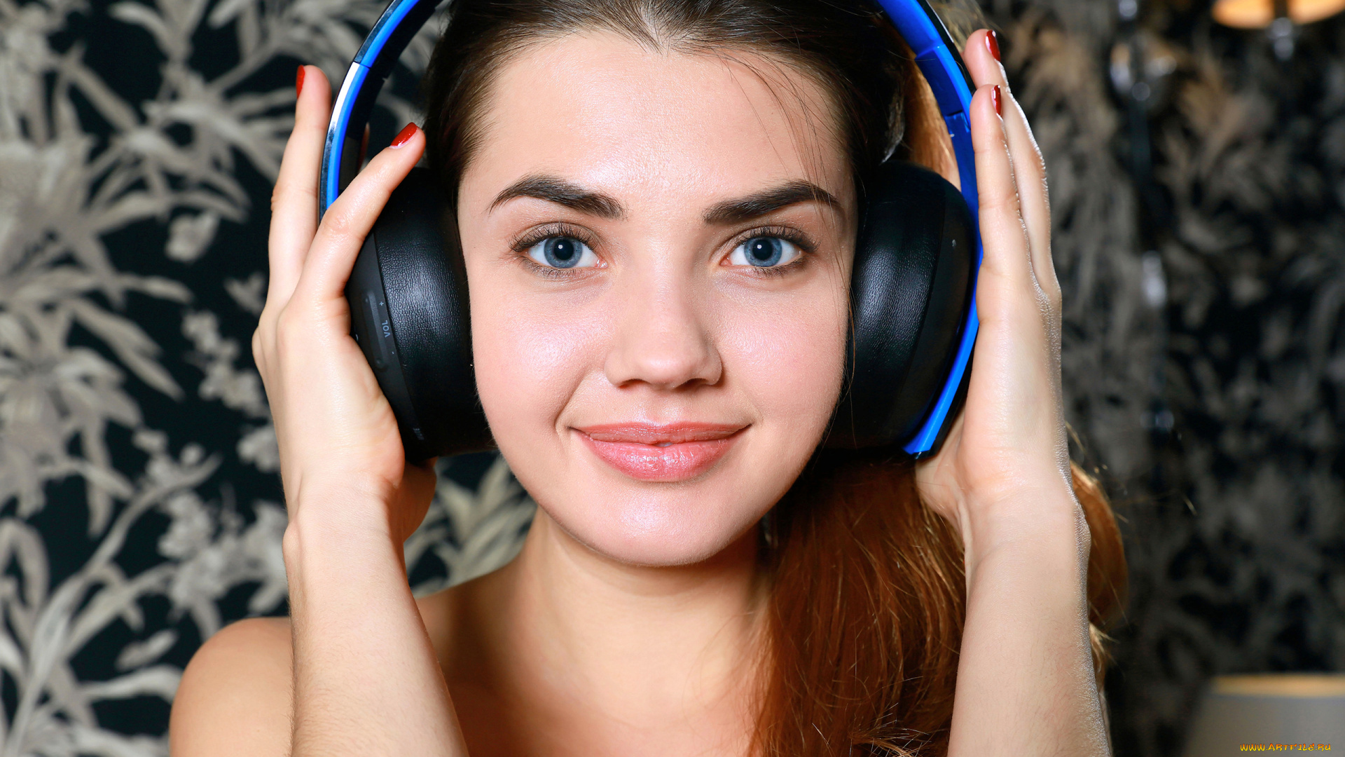 polina, kadynskaya, девушки, полина, кадынская, , georgia, a, поза, красотка, брюнетка, девушка, модель, наушники, michaela, isizzu