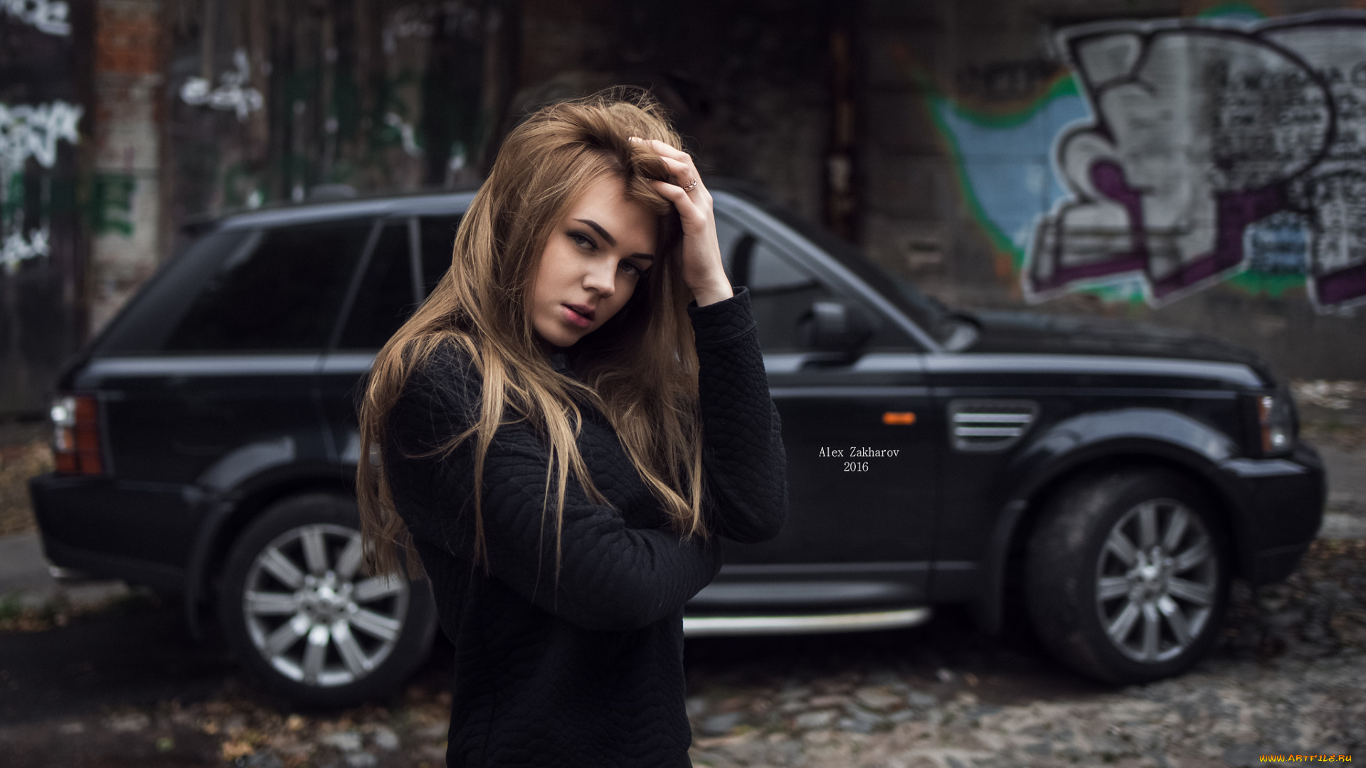 автомобили, -авто, с, девушками, женщины, блондинка, карие, глаза, руки, в, волосах, смотрит, на, зрителя, внедорожник, открытый, рот, с, машинами, land, rover, range, британские, автомобиль, алекс, захаров