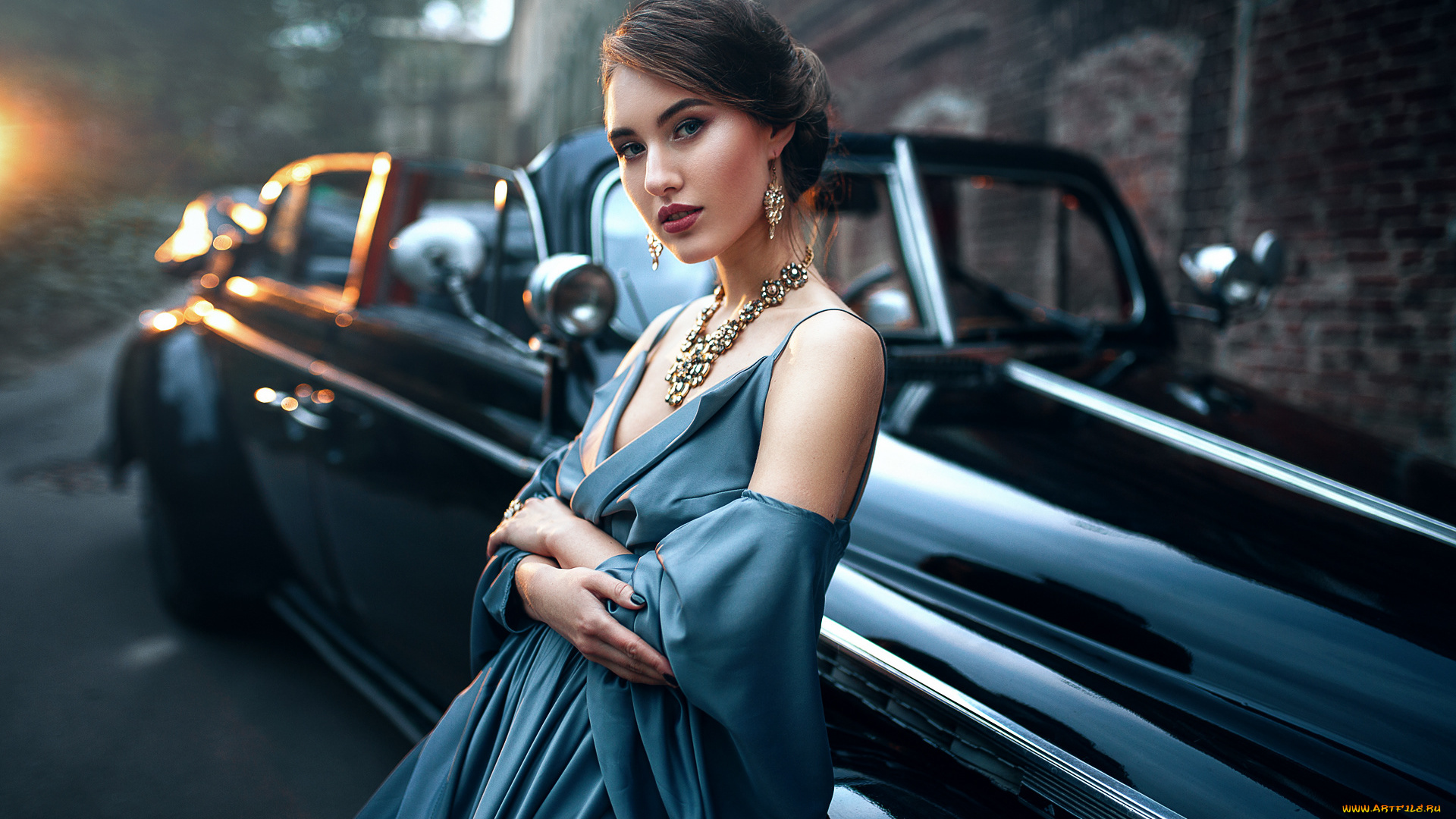 автомобили, -авто, с, девушками, женщины, модель, на, природе, глубина, резкости, платье, с, карточкой, ожерелье, серьги, смотрящие, зрителя, накрашенные, ногти, брюнетка, автомобиль