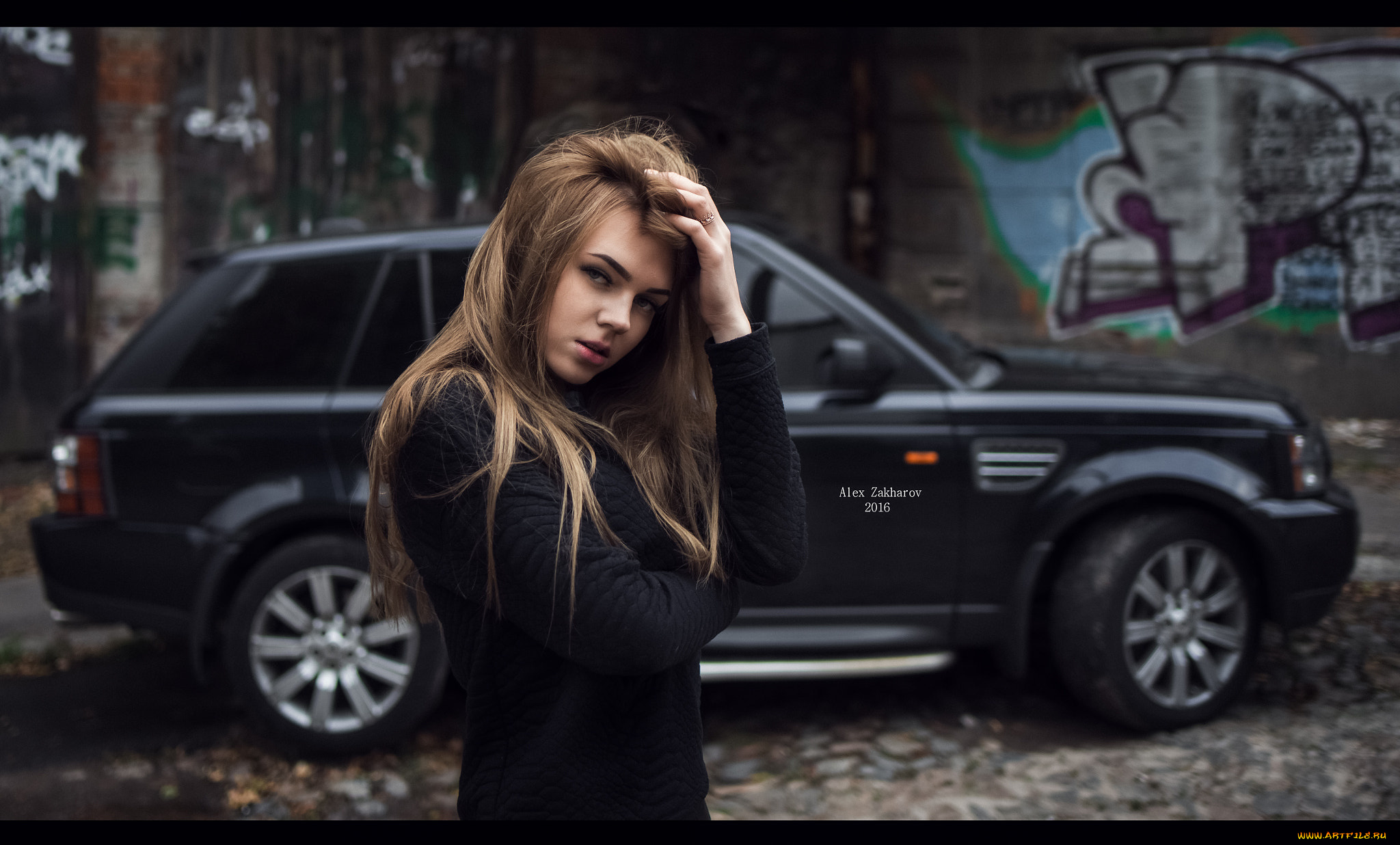 автомобили, -авто, с, девушками, женщины, блондинка, карие, глаза, руки, в, волосах, смотрит, на, зрителя, внедорожник, открытый, рот, с, машинами, land, rover, range, британские, автомобиль, алекс, захаров