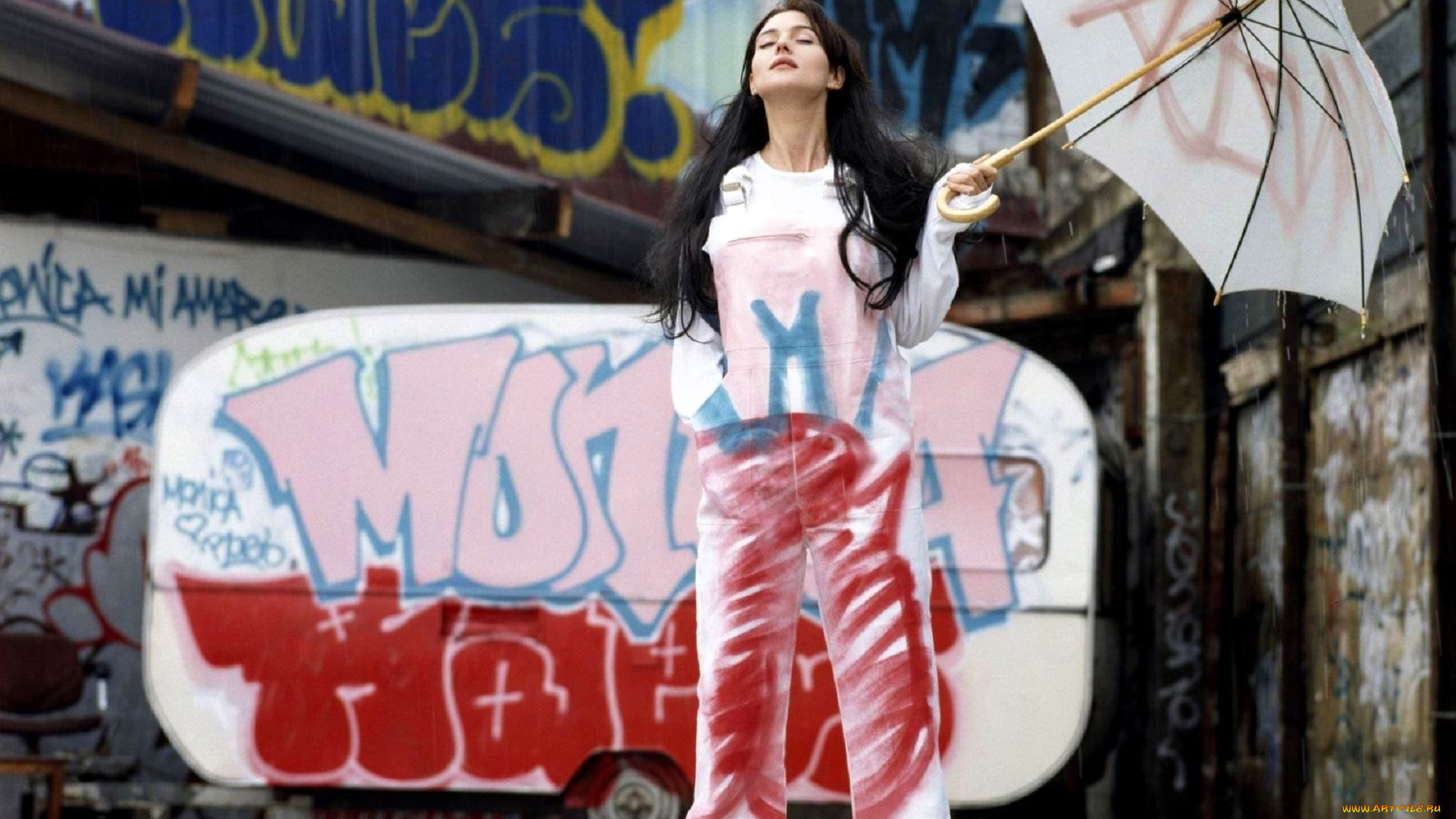 девушки, monica, bellucci, брюнетка, наряд, зонт, вагончик