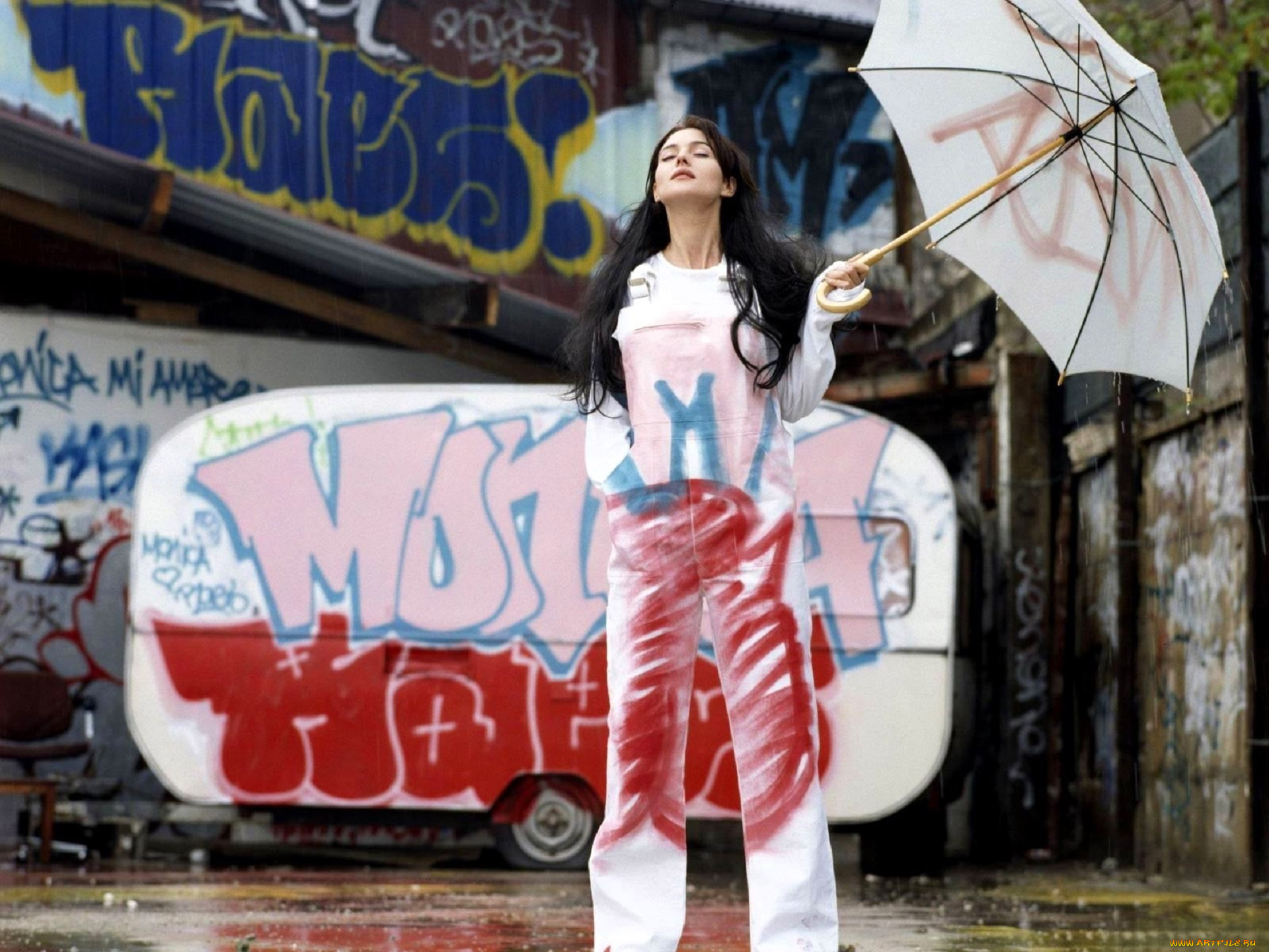 девушки, monica, bellucci, брюнетка, наряд, зонт, вагончик