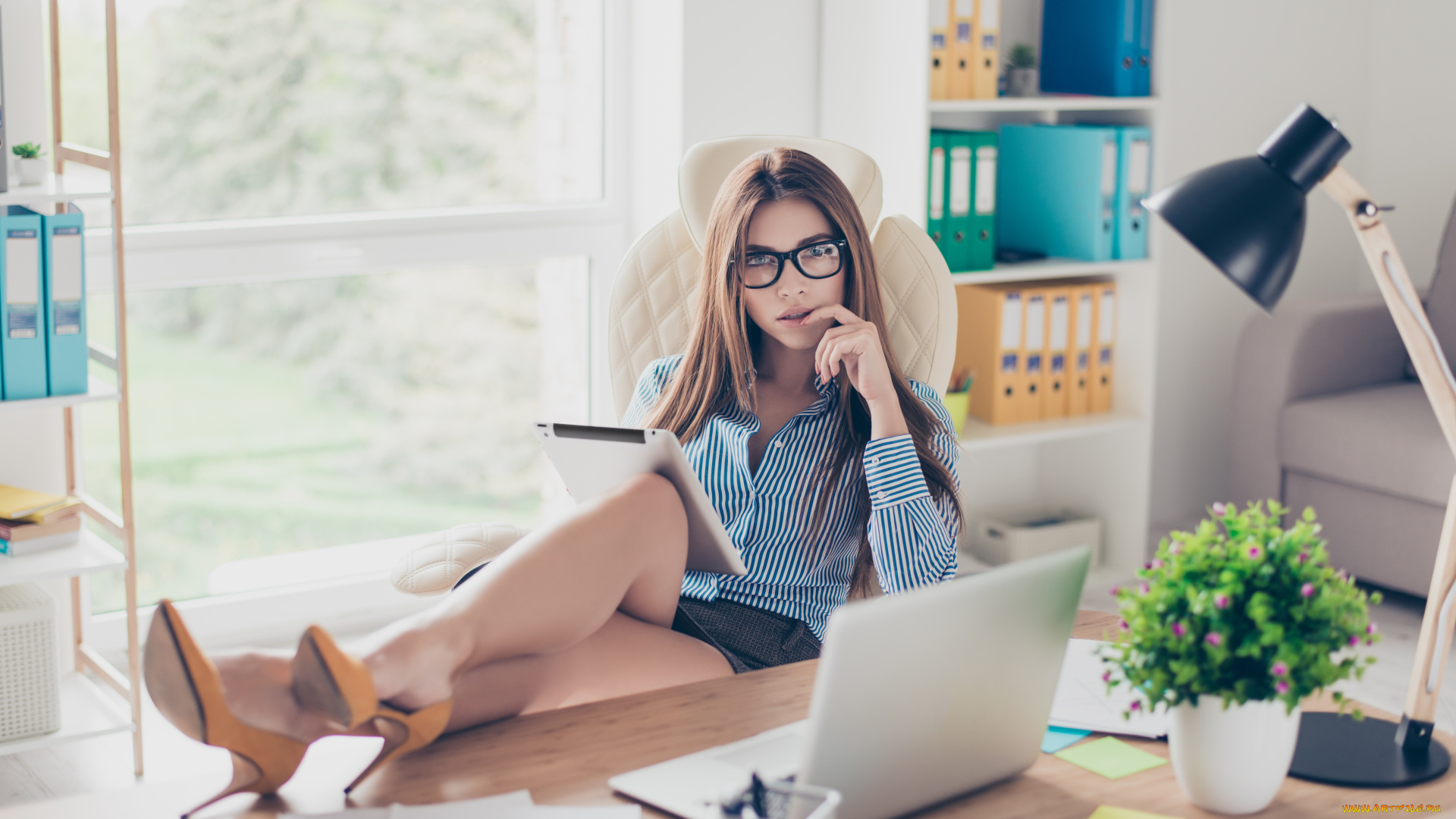 красивая, девушка, девушки, -, брюнетки, , шатенки, девушка, женщина, шатенка, темноволосая, сексуальная, модель, звезда, позирует, попа, грудь, ножки, разная, обувь, верхняя, стильная, одежда, нижнее, эротическое, бельё, трусы, лифчик, колготки, чулки, аксессуары, макияж, и, множество, элементов, на, фотографии