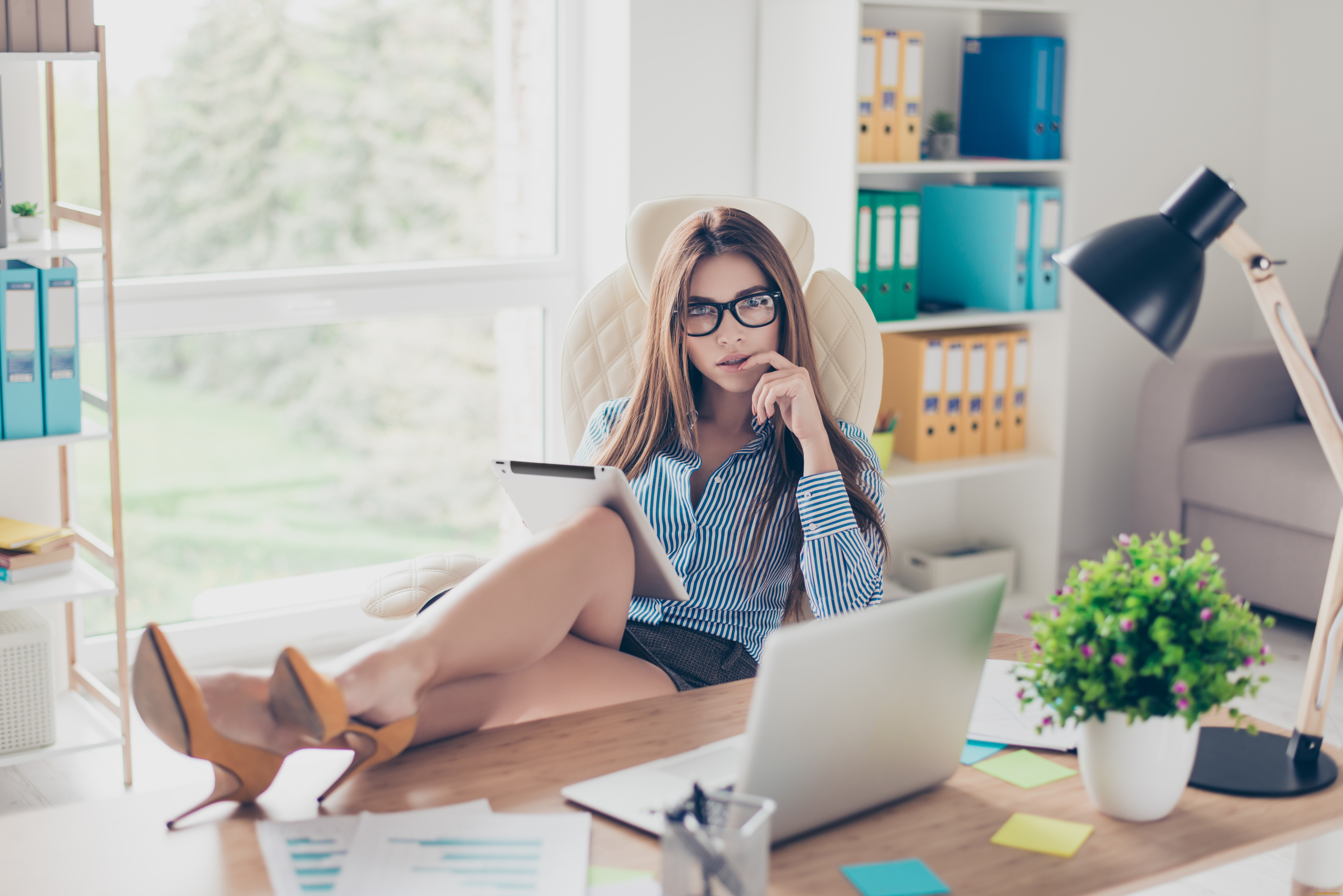 красивая, девушка, девушки, -, брюнетки, , шатенки, девушка, женщина, шатенка, темноволосая, сексуальная, модель, звезда, позирует, попа, грудь, ножки, разная, обувь, верхняя, стильная, одежда, нижнее, эротическое, бельё, трусы, лифчик, колготки, чулки, аксессуары, макияж, и, множество, элементов, на, фотографии