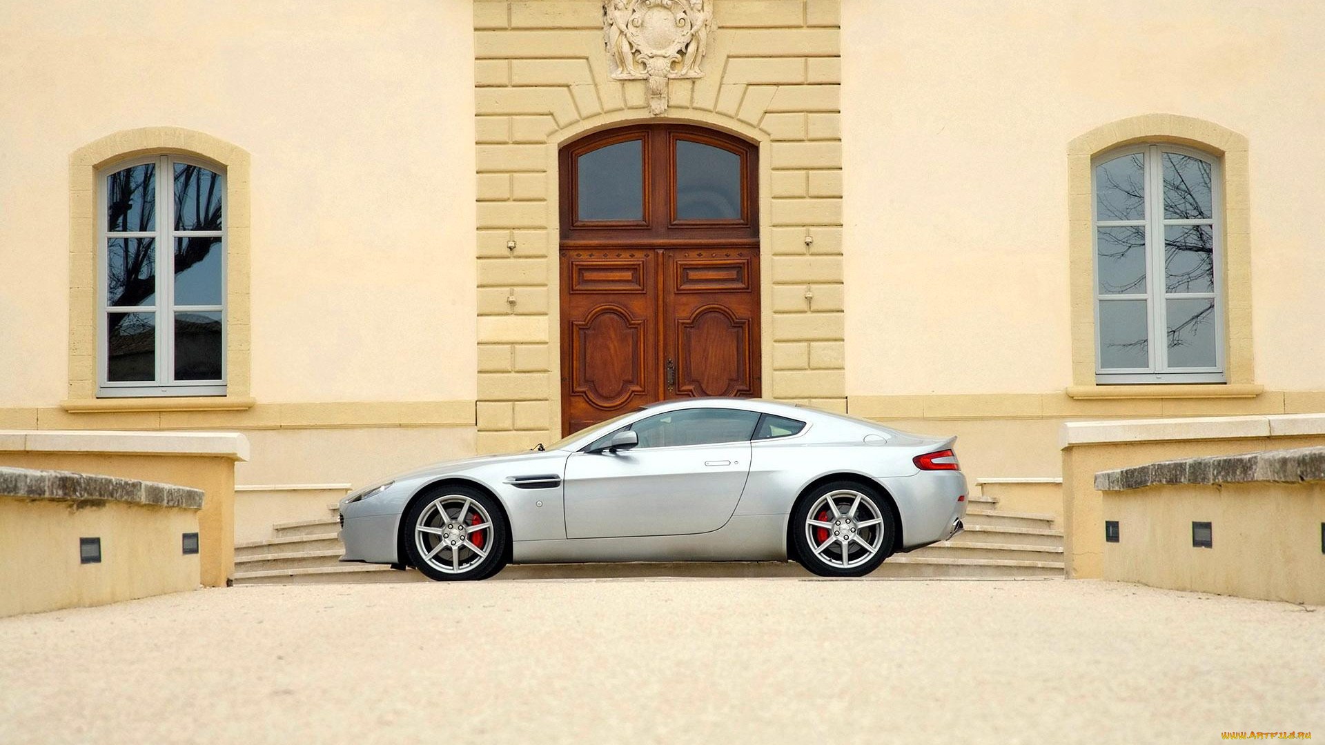 автомобили, aston, martin, астон, мартин, v8, vantage, крыльцо, здание, серебристый, окна, дверь