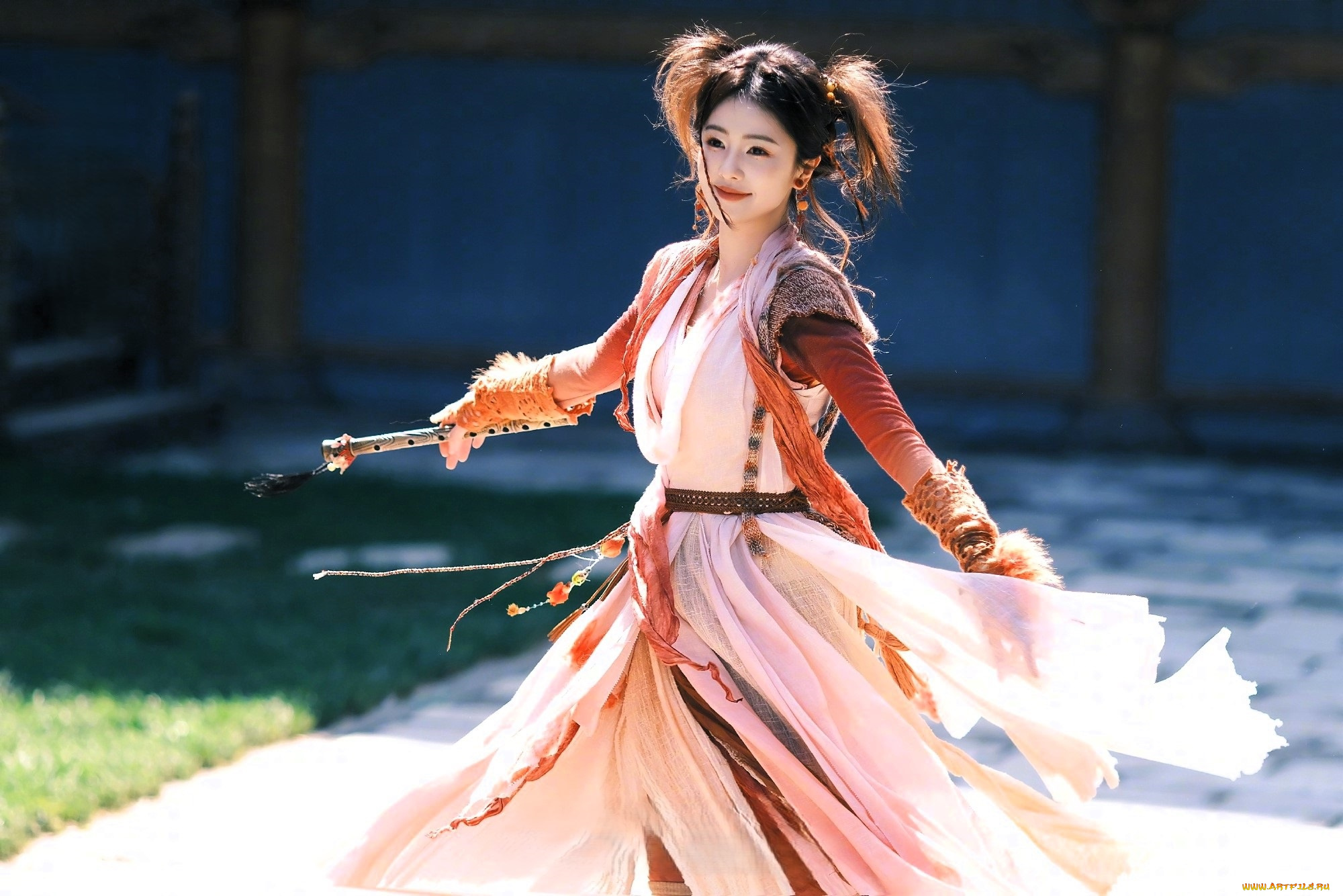 кино, фильмы, moonlight, mystique, девушка, танец, флейта, двор