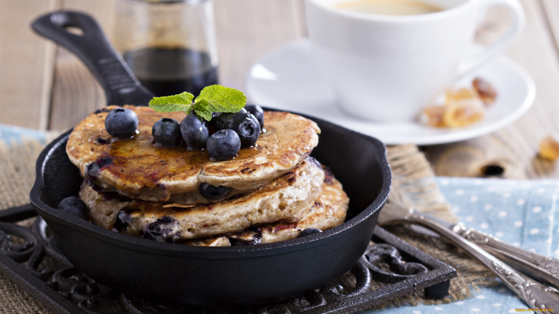 еда, блины, , оладьи, черника, блинчики, салфетки, стол, сковородка, чашка, подставка, ягоды