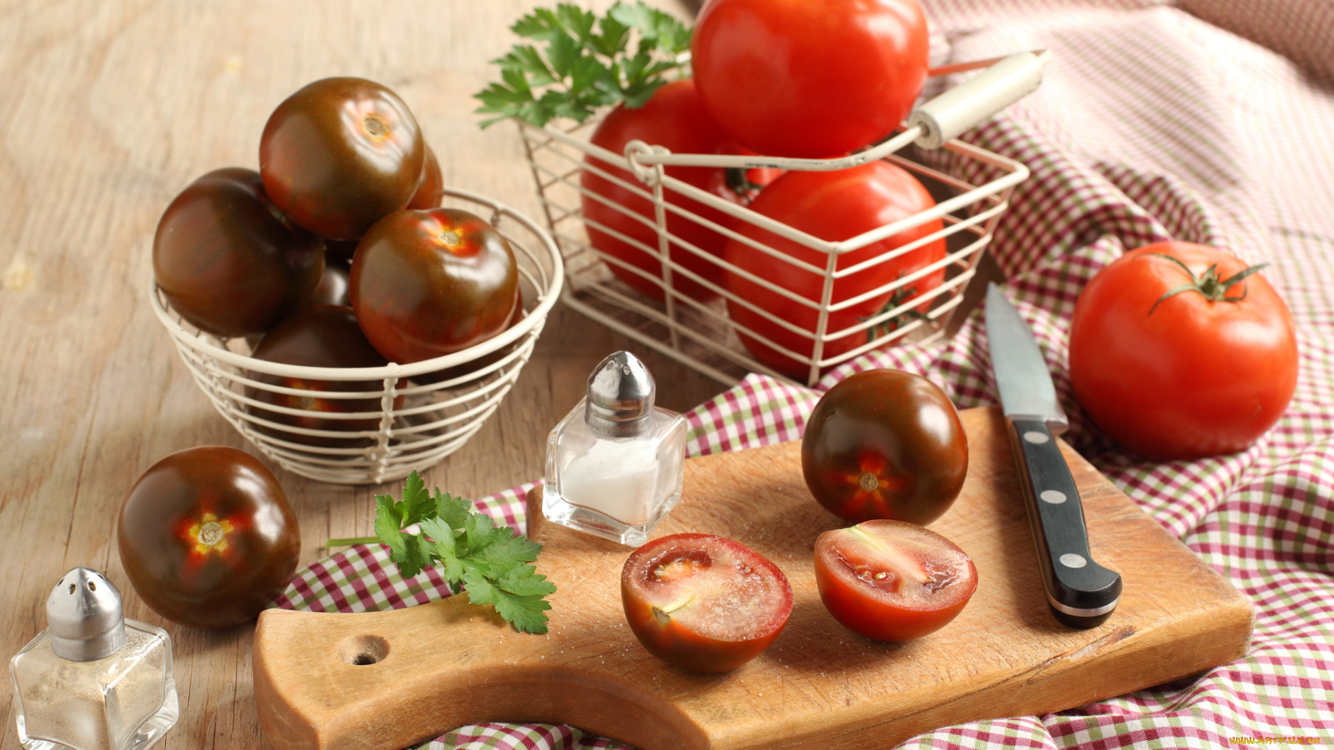 еда, помидоры, соль, нож, доска, салфетка, зелень, томаты