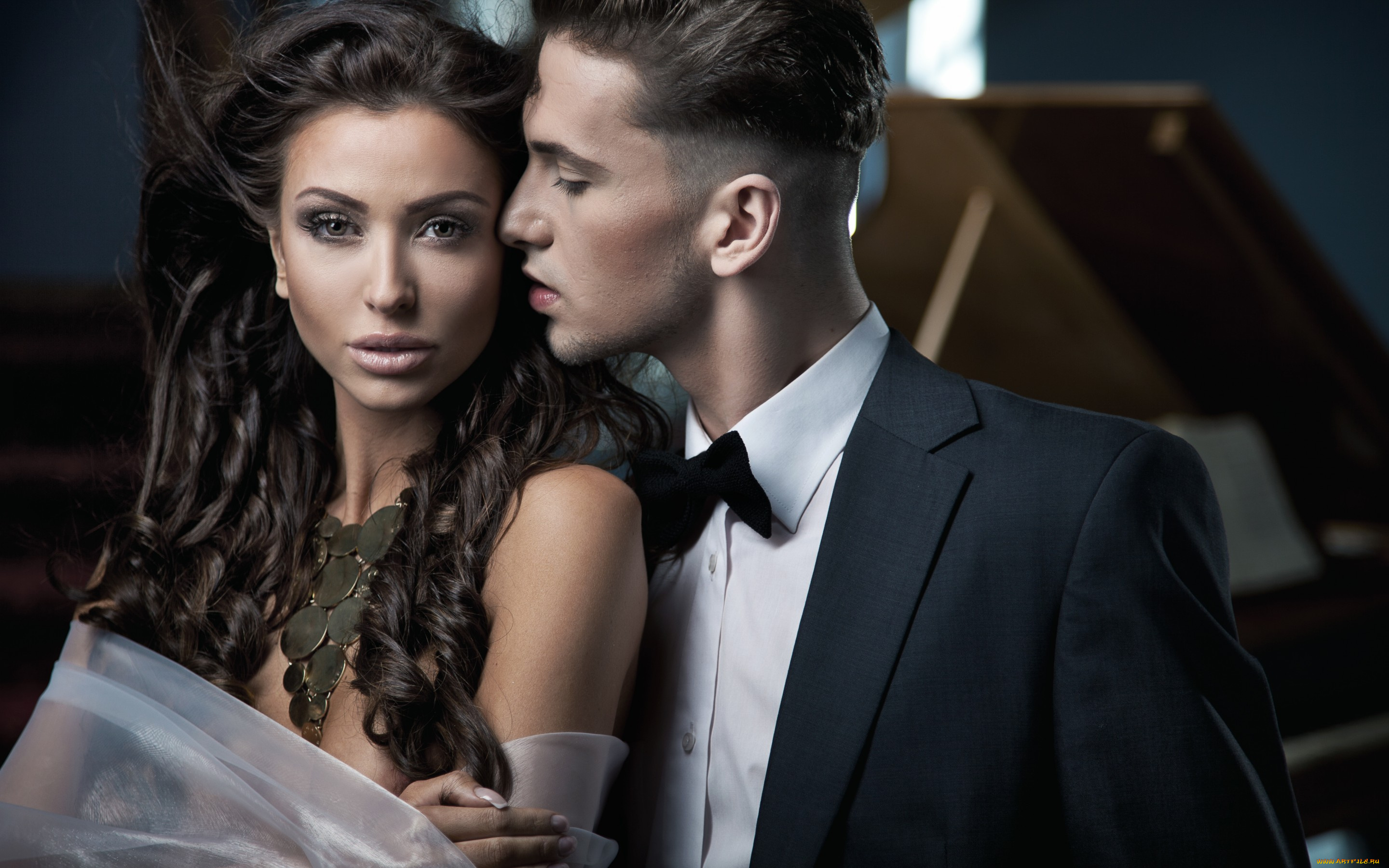 разное, мужчина, женщина, девушка, парень, взгляд, поцелуй, ветер, монисто, пиджак