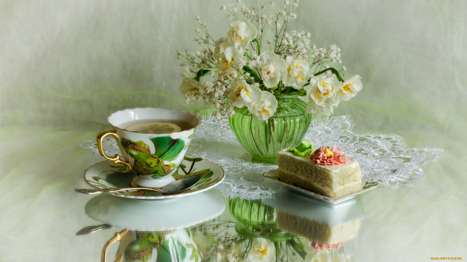 еда, натюрморт, чай, лимон, нарциссы, отражение, букет, пирожное