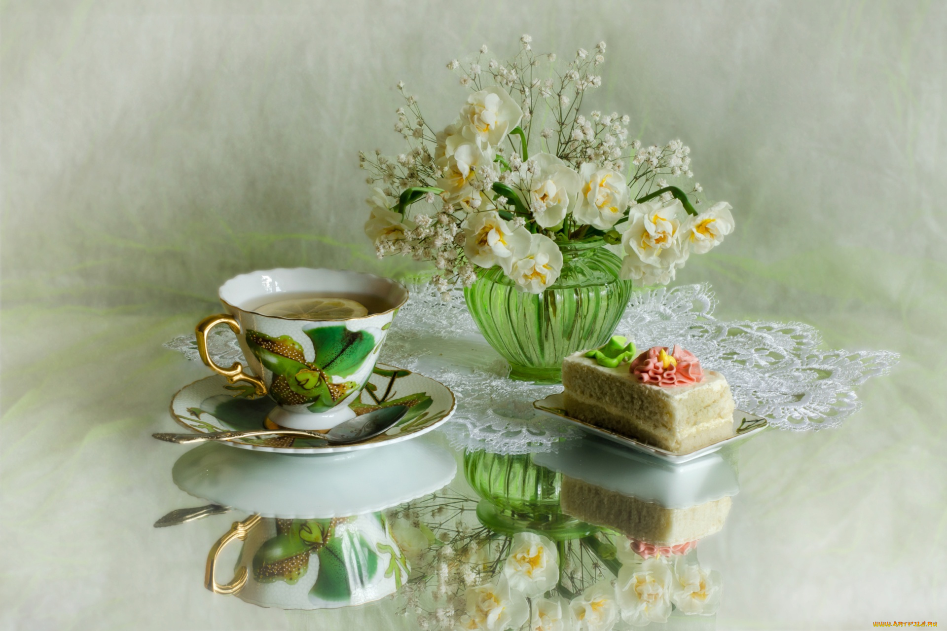 еда, натюрморт, чай, лимон, нарциссы, отражение, букет, пирожное