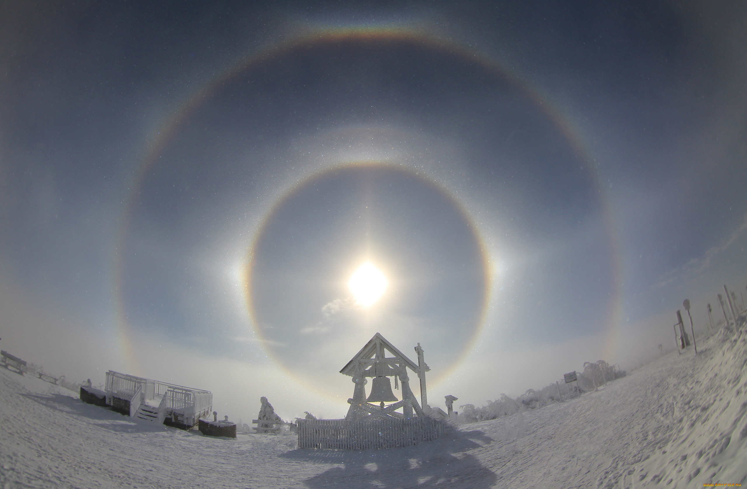 солнечное, гало, природа, пейзажи, солнце, колокол, колодец, мороз, зима, холод, гало, небо, облака, радуга, пейзаж