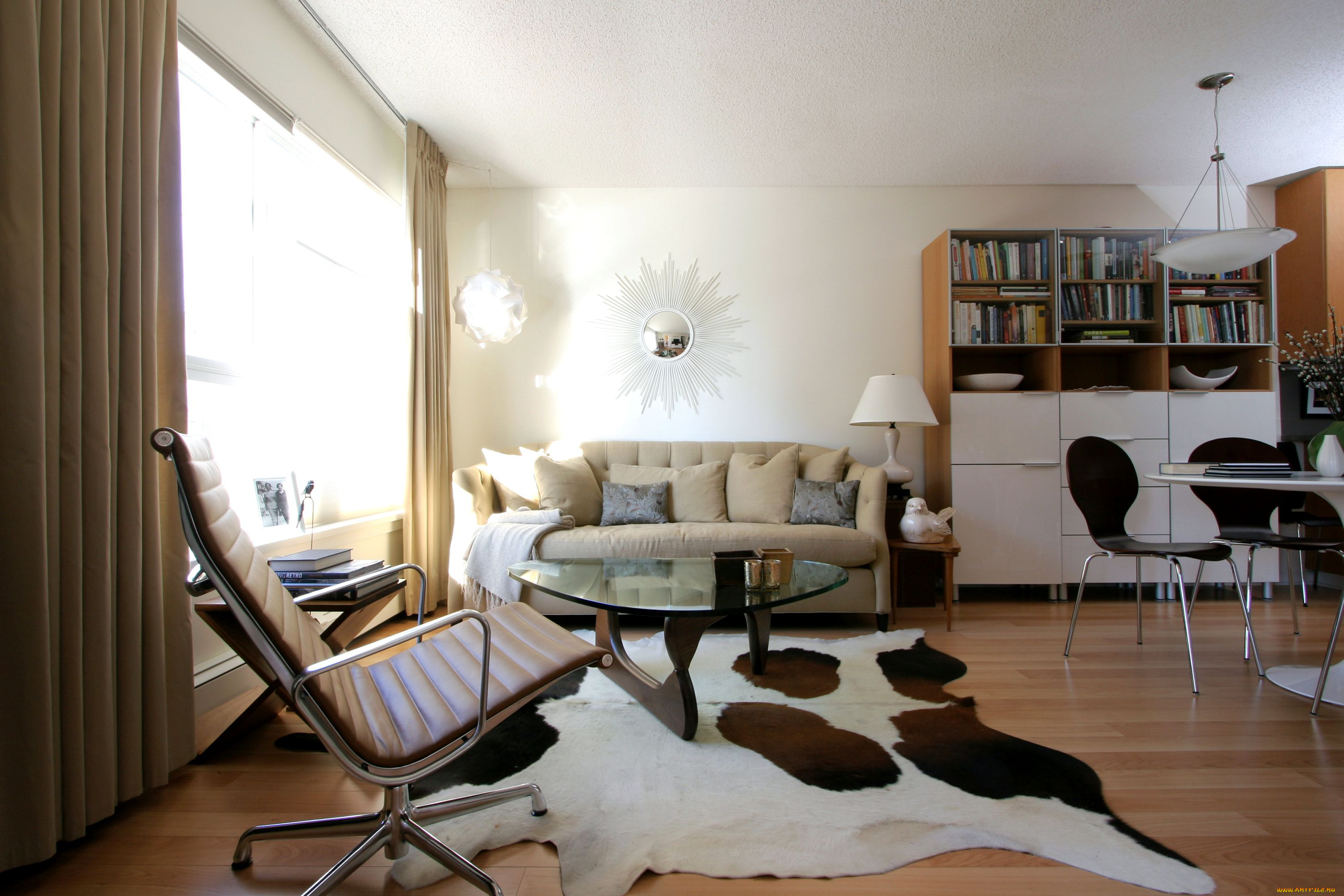 интерьер, гостиная, шкура, кресло, книги, зеркало, диван, подушки