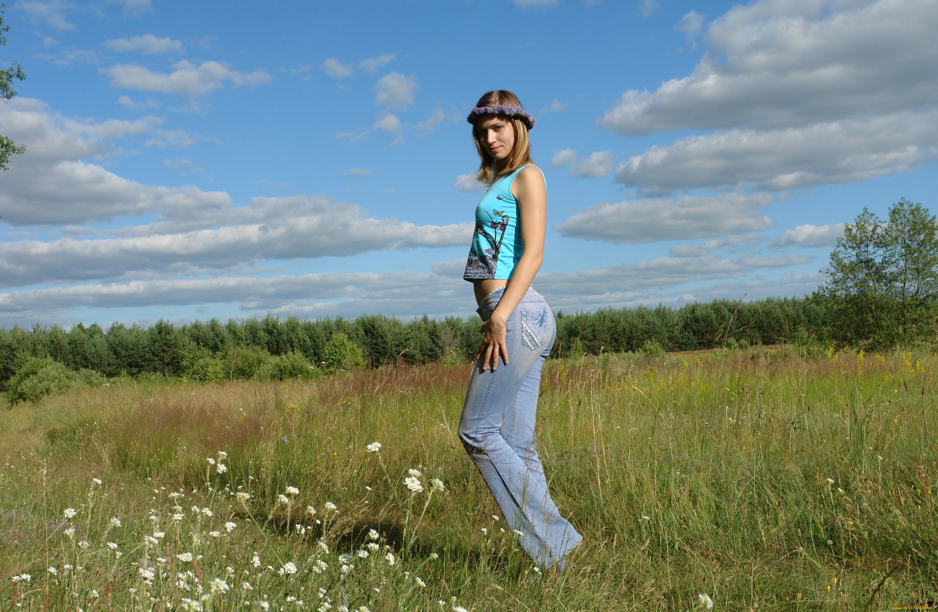 девушки, -unsort, , блондинки, , светловолосые, поле, облака, небо, джинсы, майка, венок, блондинка