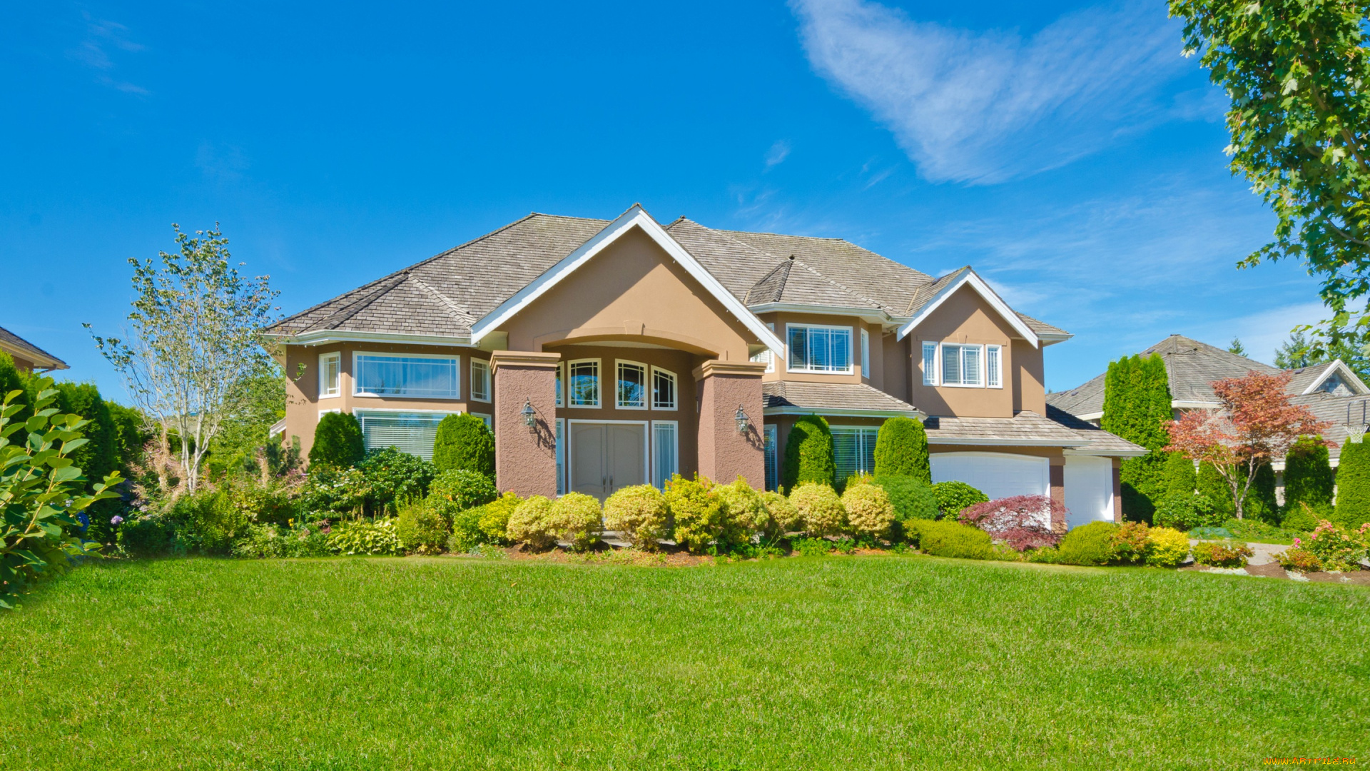 города, -, здания, , дома, солнечно, небо, поляна, зелень, трава, кусты, особняк, дом