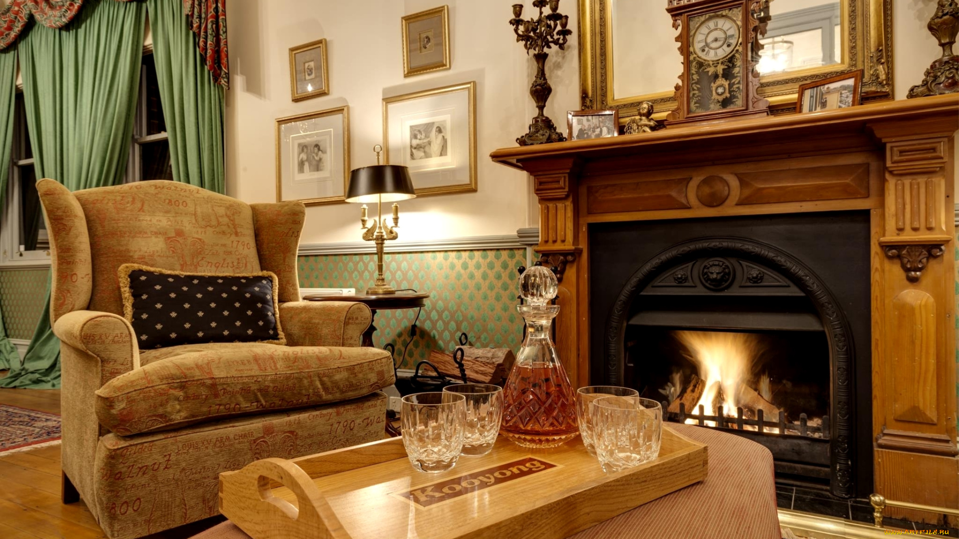 интерьер, камины, бутылка, кресло, камин, гостиная, часы, огонь, виски
