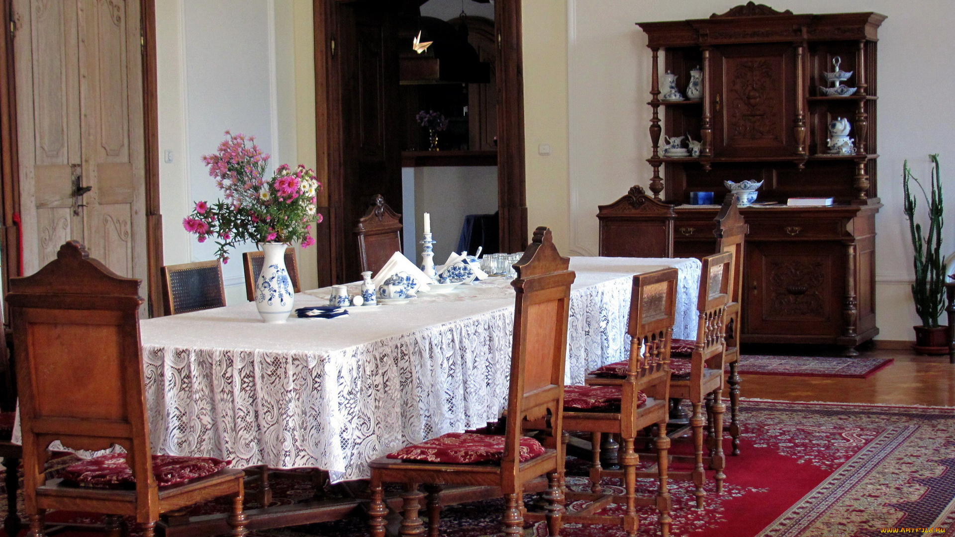 интерьер, столовая, стол, стулья, ковер