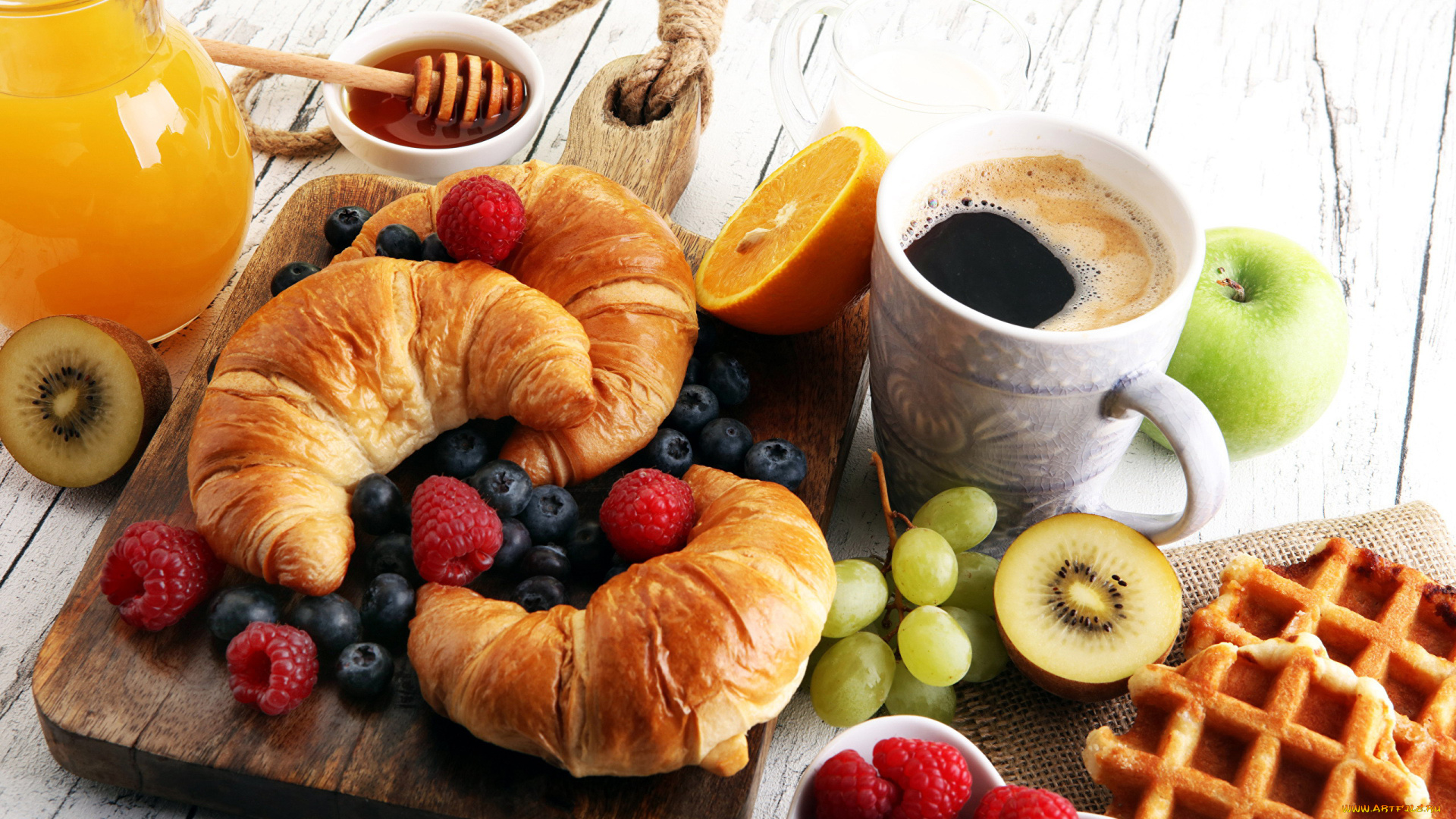 еда, разное, ягоды, мед, вафли, сок, кофе, круассаны