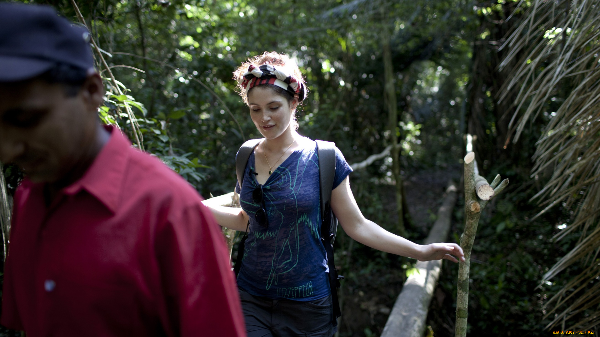 девушки, gemma, arterton, платок, футболка, рюкзак, мост, абориген