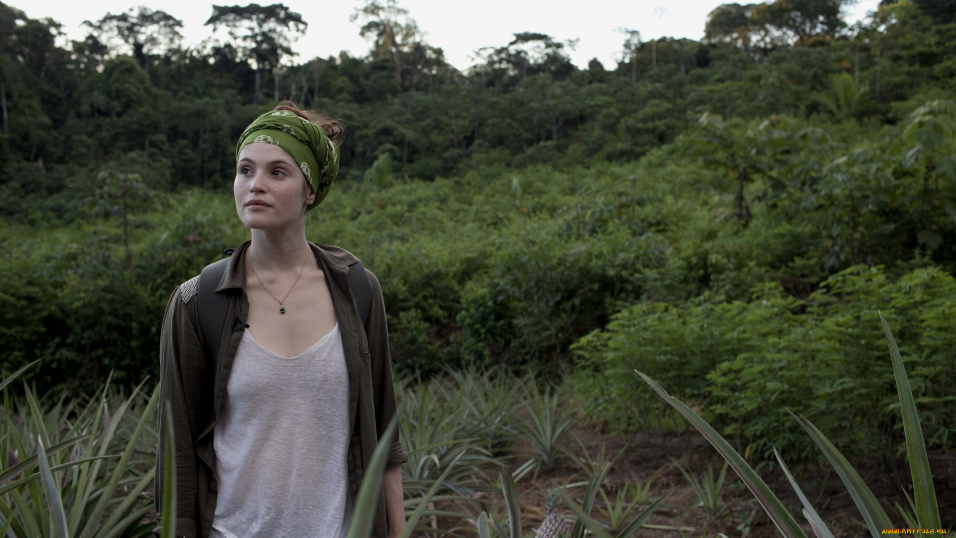 девушки, gemma, arterton, платок, рубашка, футболка, кусты