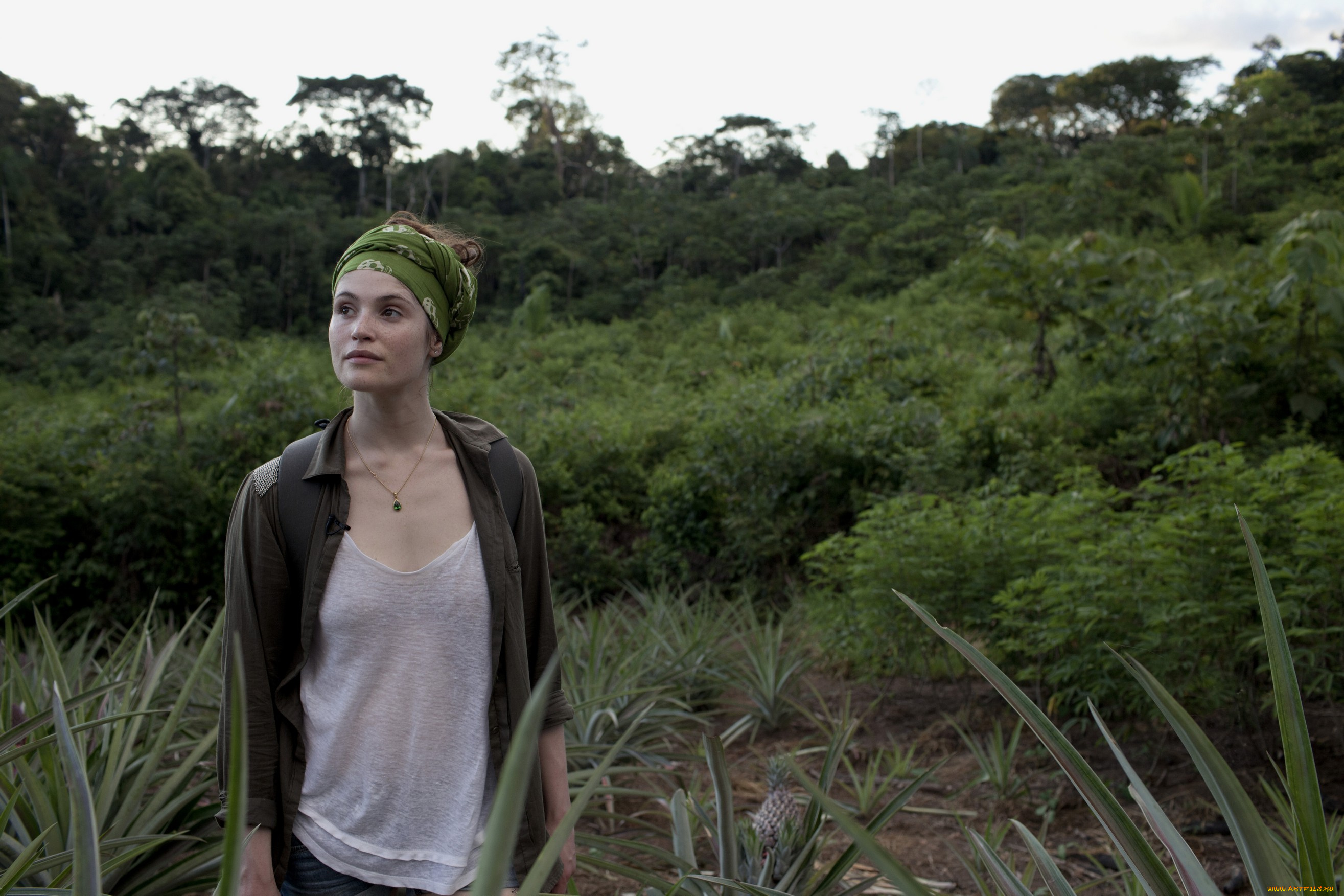 девушки, gemma, arterton, платок, рубашка, футболка, кусты