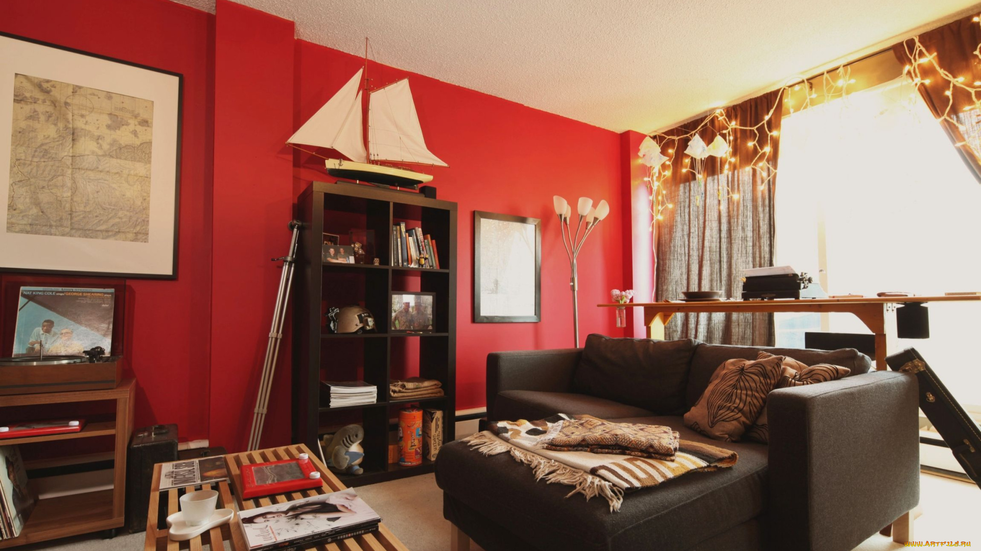 интерьер, гостиная, диван, этажерка, парусник