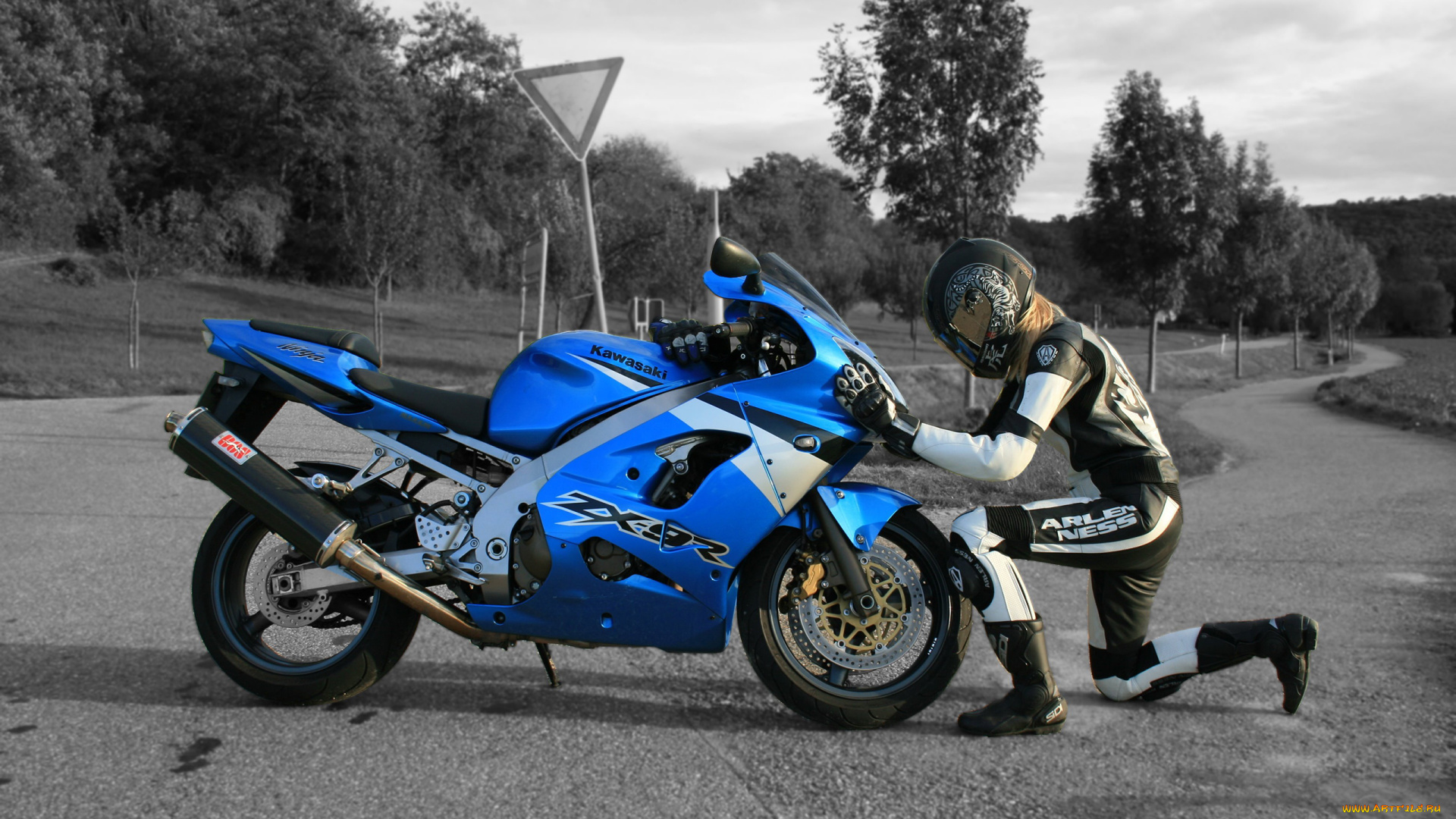 мотоциклы, мото, девушкой, знак, защита, дерево, дорога, шлем, костюм, перчатки, kawasaki