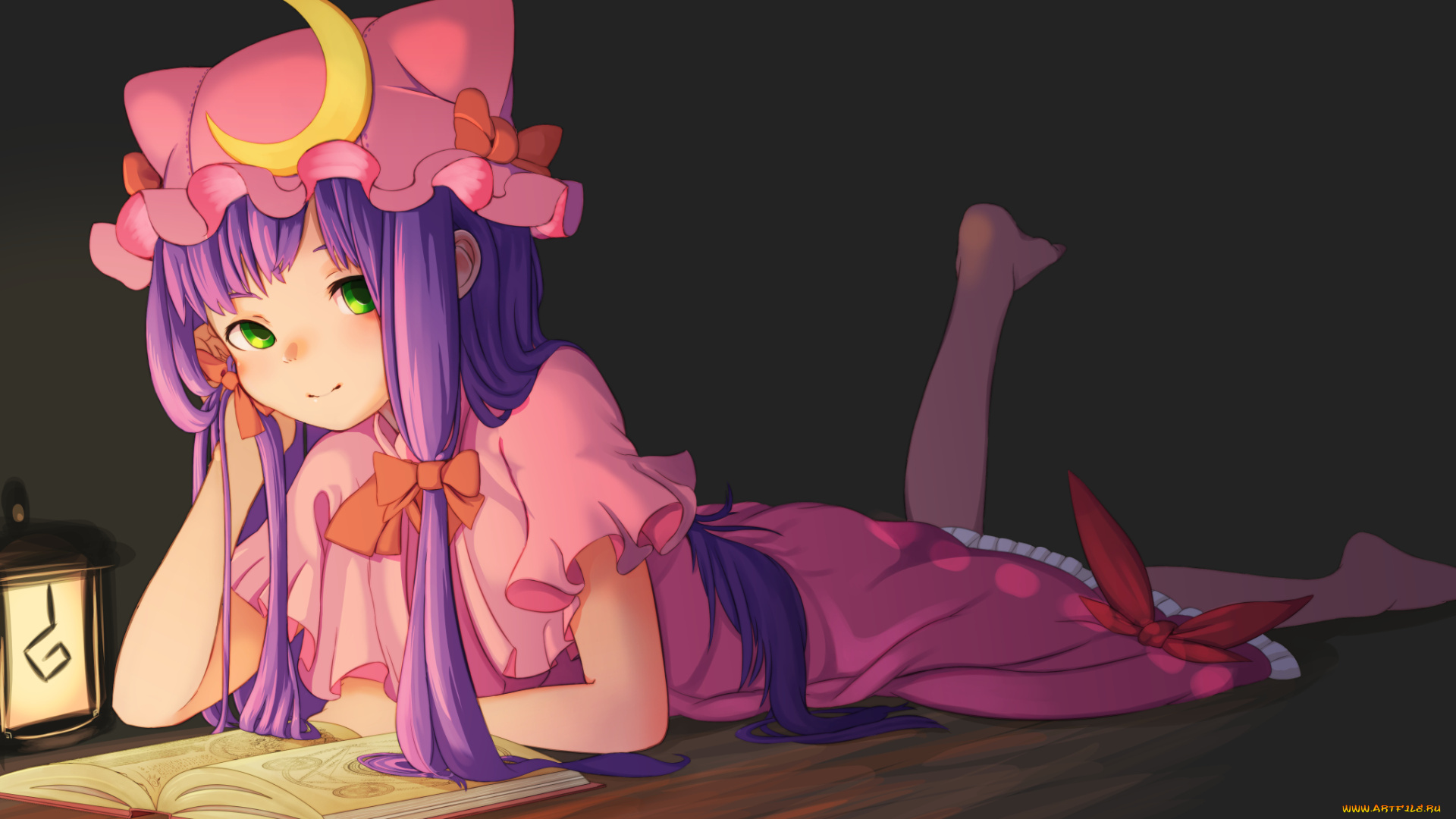аниме, touhou, фиолетовые, волосы, лежит, девушка, книга, зелёные, глаза, шляпка, фонарь, розовая