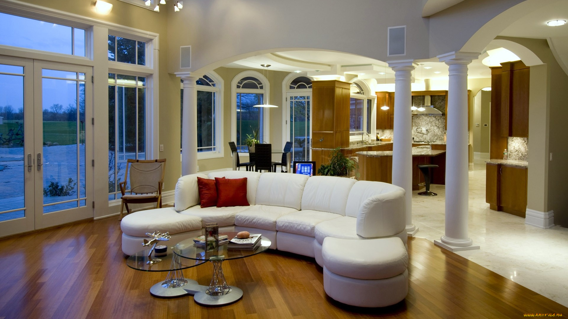 интерьер, гостиная, подушки, колонны, диван, дверь, столик