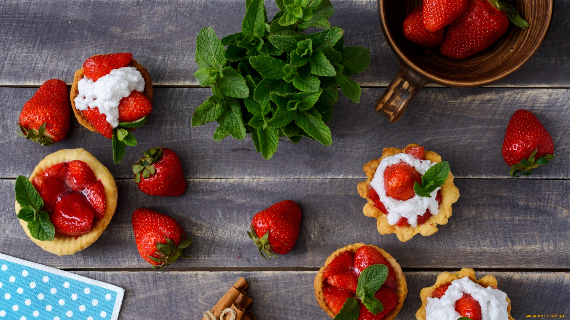 еда, пирожные, , кексы, , печенье, ягоды, доски, клубника, кружка, корица, мята, десерт, салфетка
