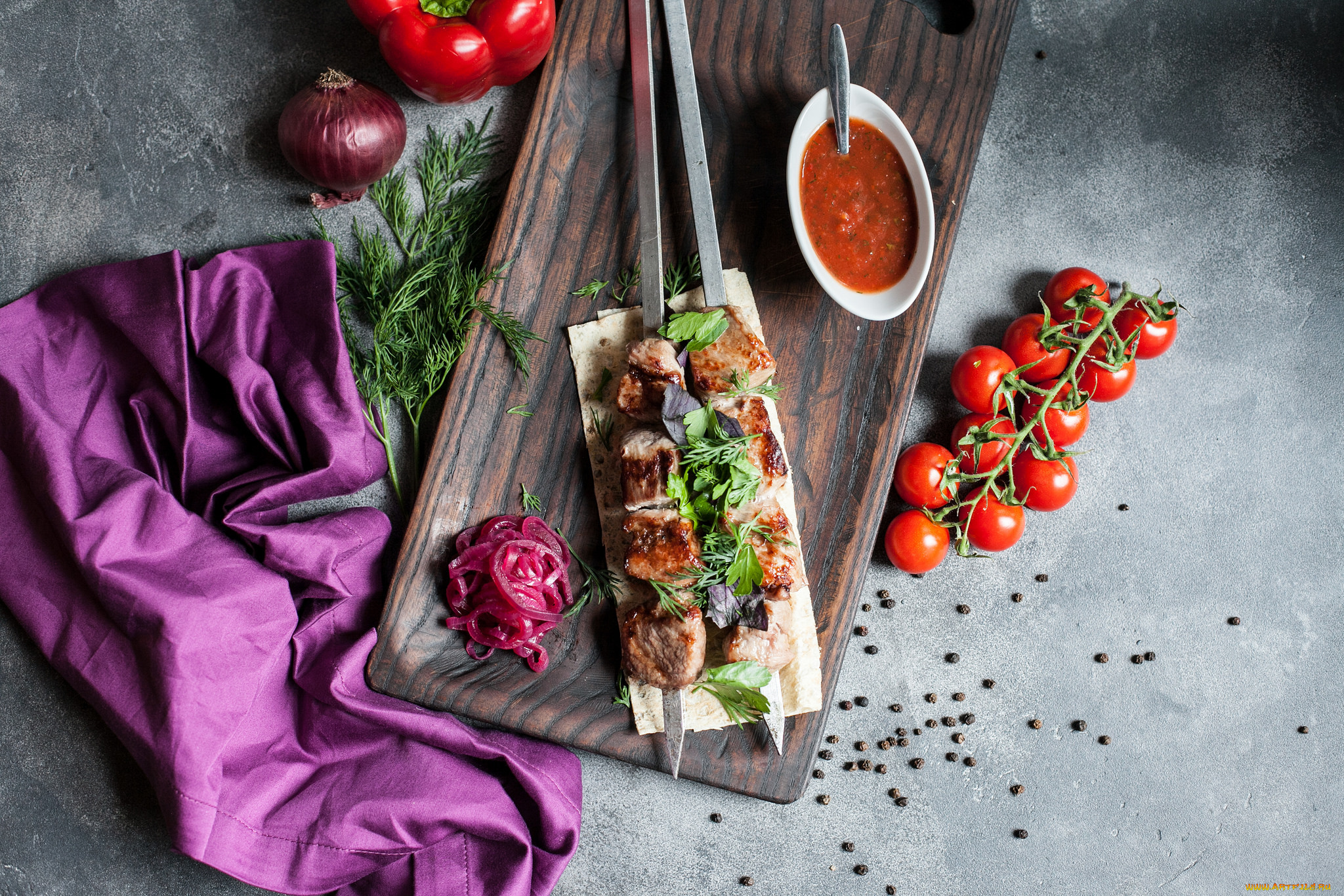 еда, шашлык, , барбекю, помидоры, соус, зелень, лук, томаты