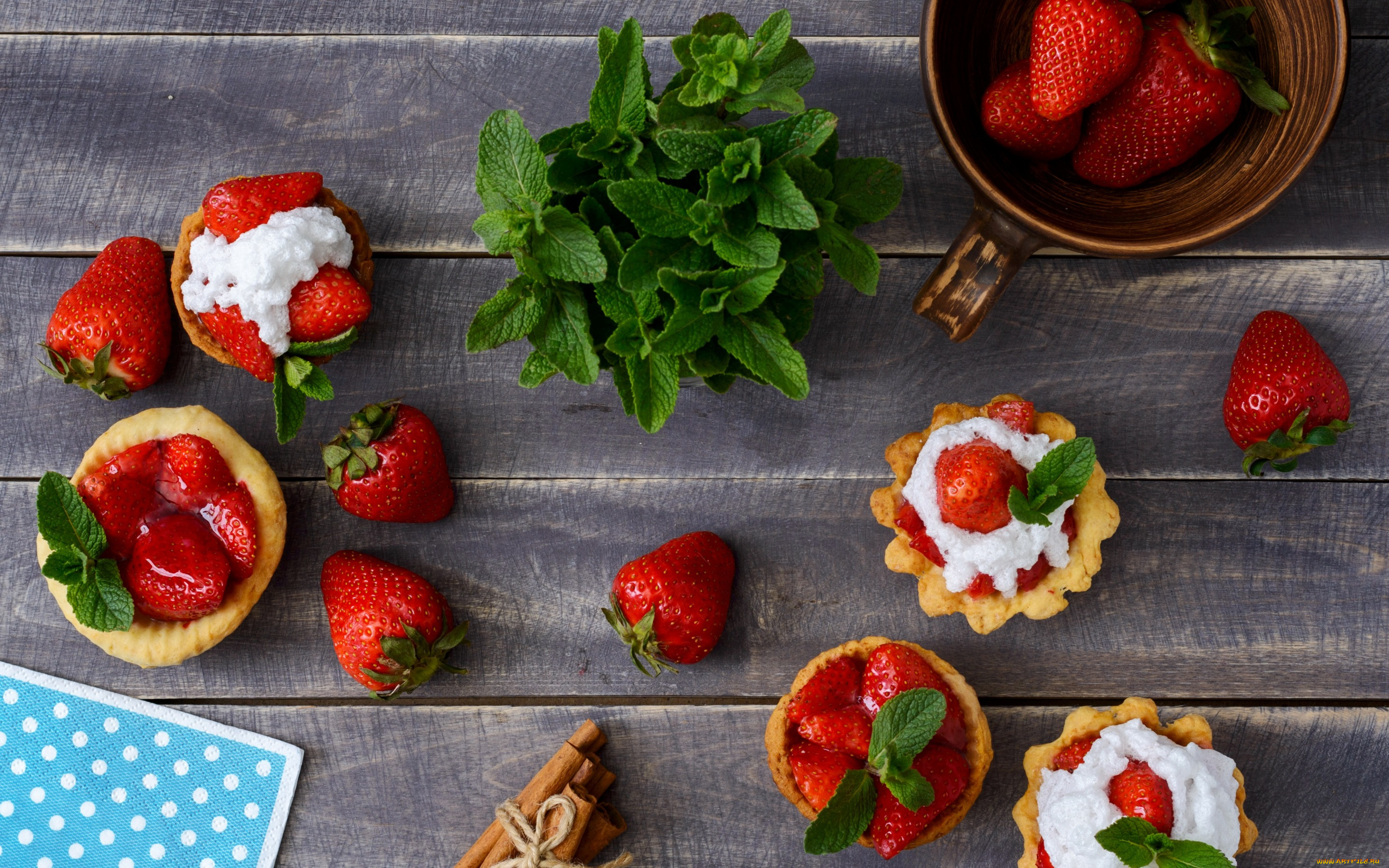 еда, пирожные, , кексы, , печенье, ягоды, доски, клубника, кружка, корица, мята, десерт, салфетка