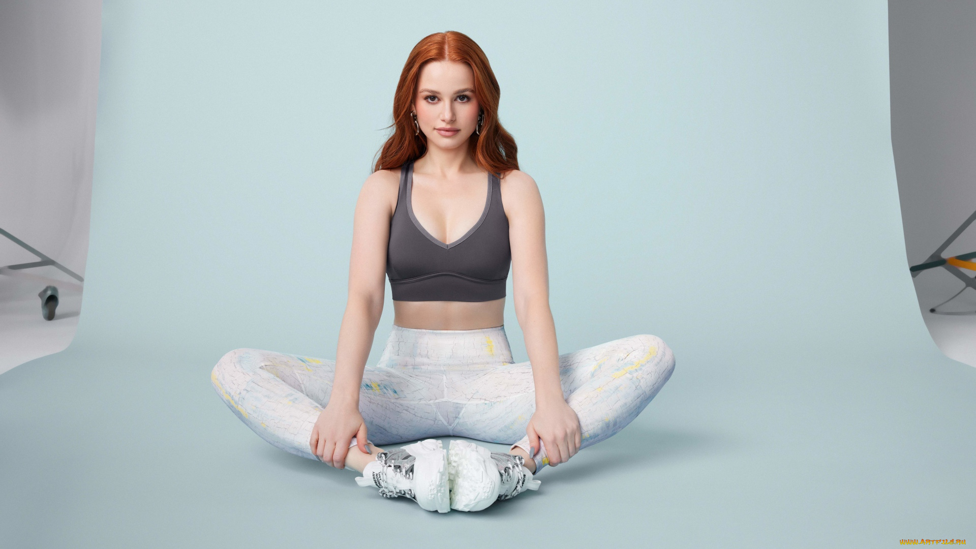 девушки, madelaine, petsch, рыжая, топ, лосины, кроссовки, упражнение