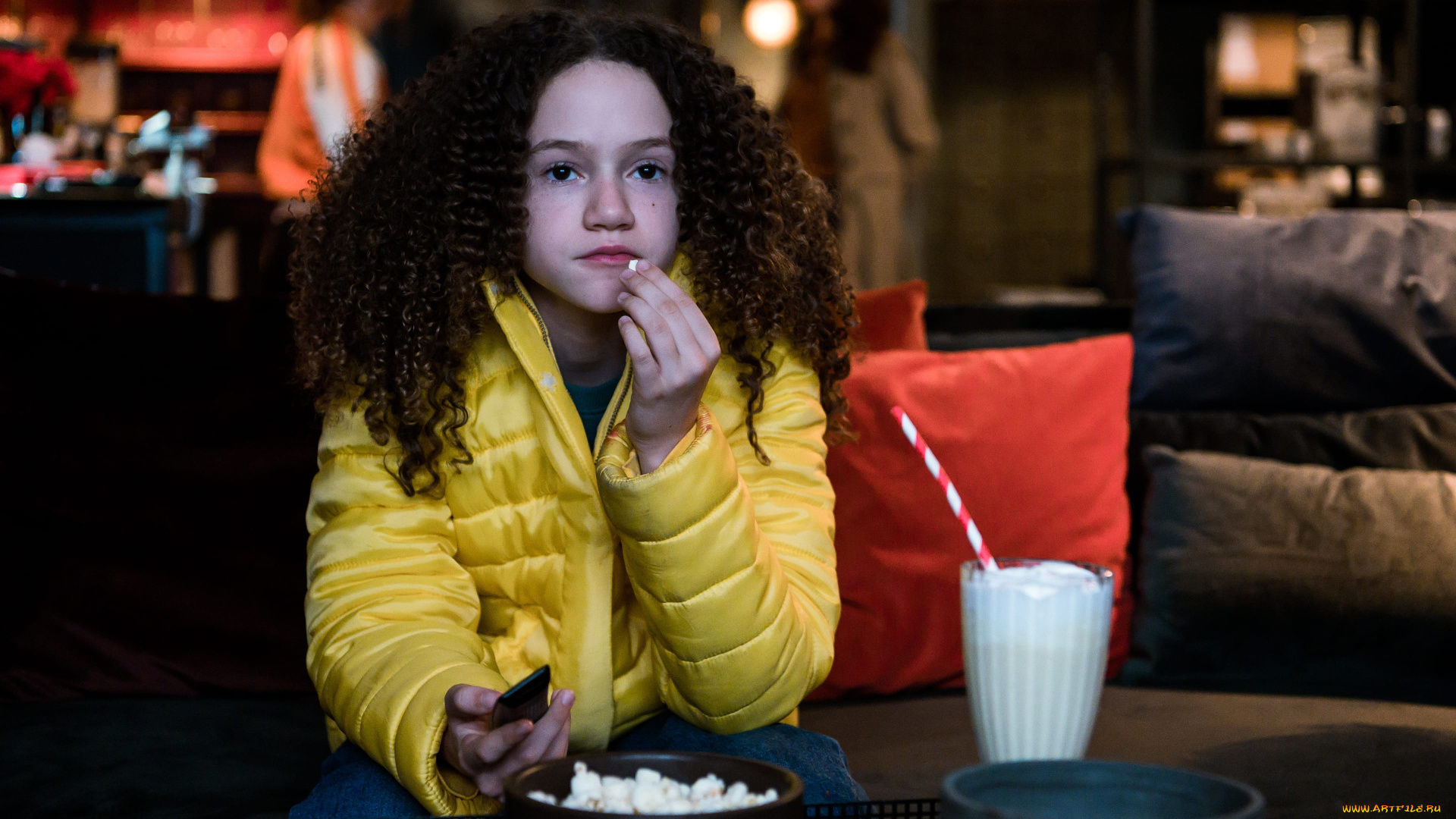 кино, фильмы, gunpowder, milkshake, девочка, куртка, попкорн, коктейль, подушки