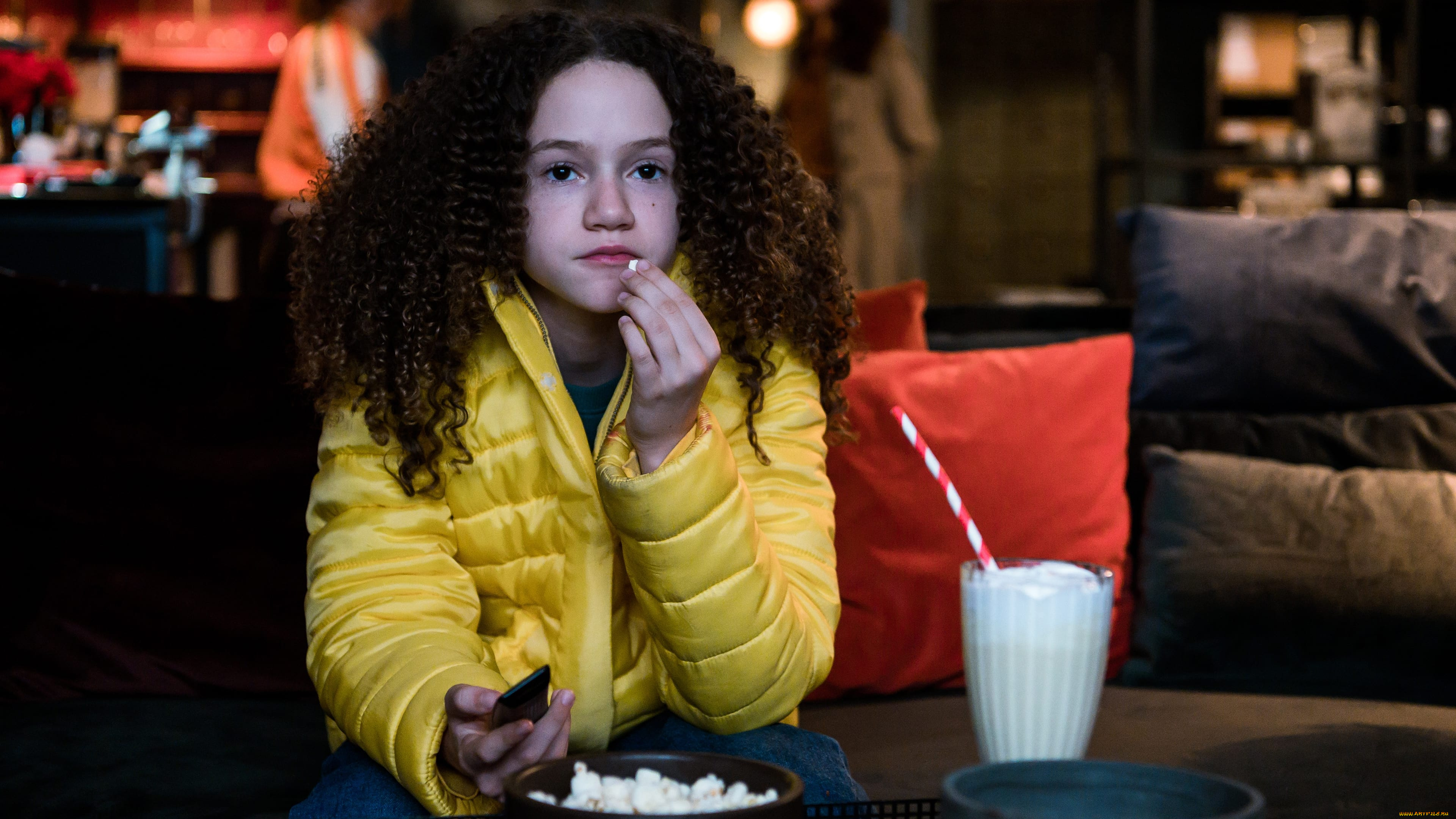 кино, фильмы, gunpowder, milkshake, девочка, куртка, попкорн, коктейль, подушки