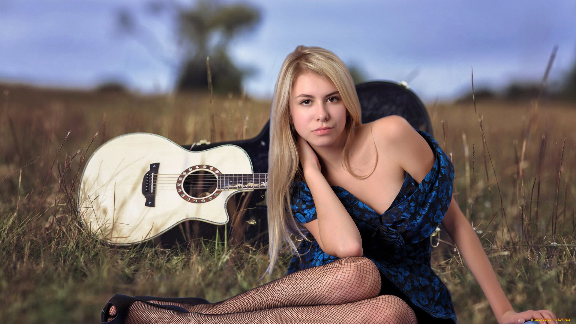 музыка, -, другое, девушка, гитара, взгляд, трава, растения