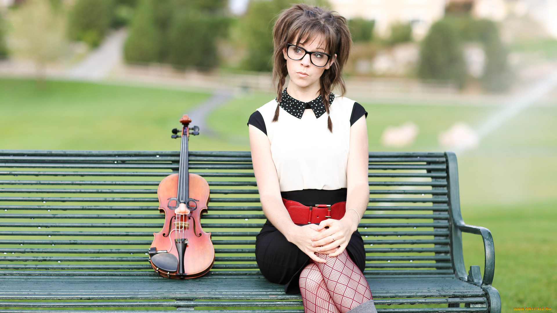 музыка, lindsey, stirling, девушка, скрипка, очки, скамейка