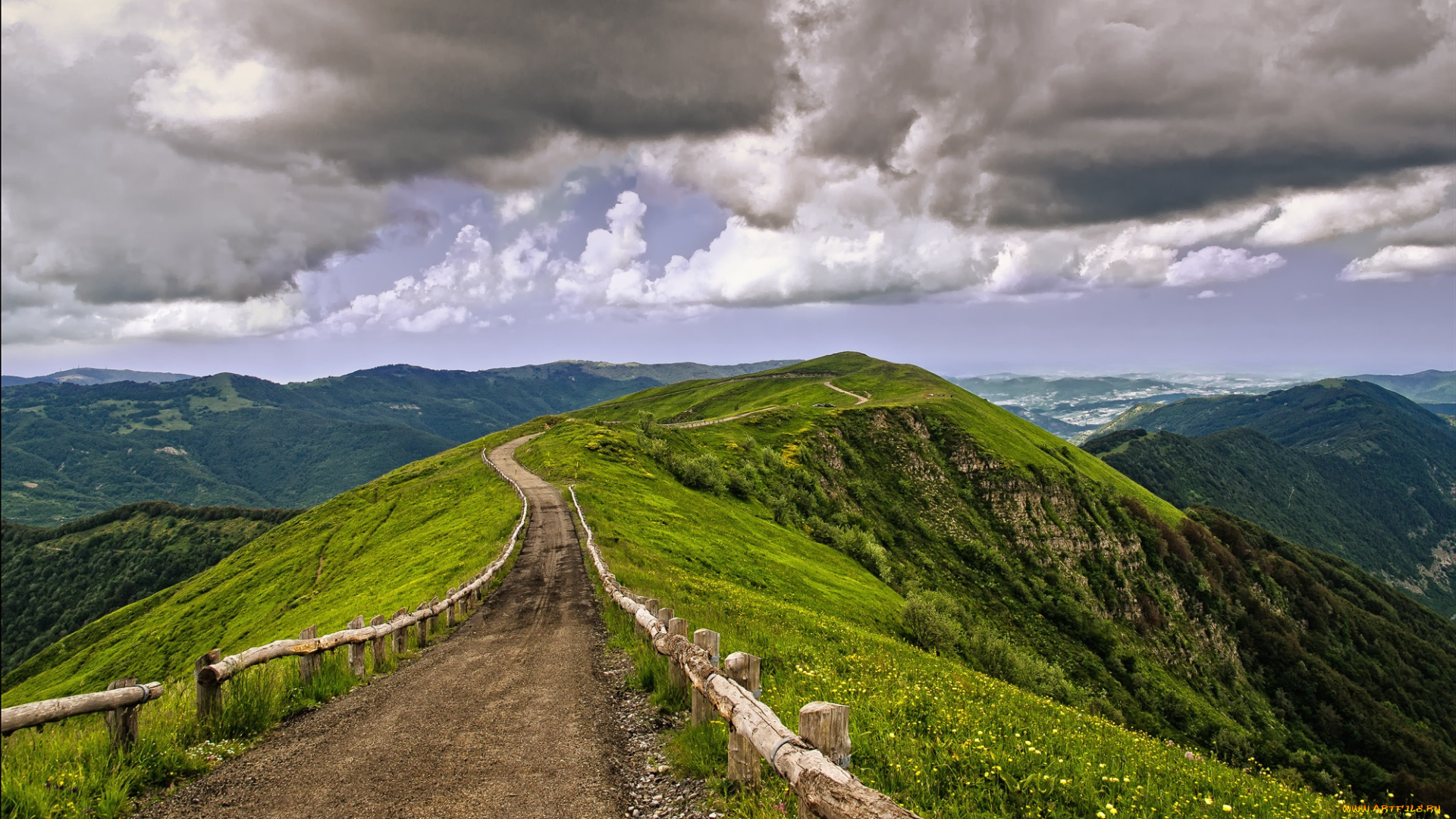 природа, дороги, тучи, дорога, ограда, горы, трава