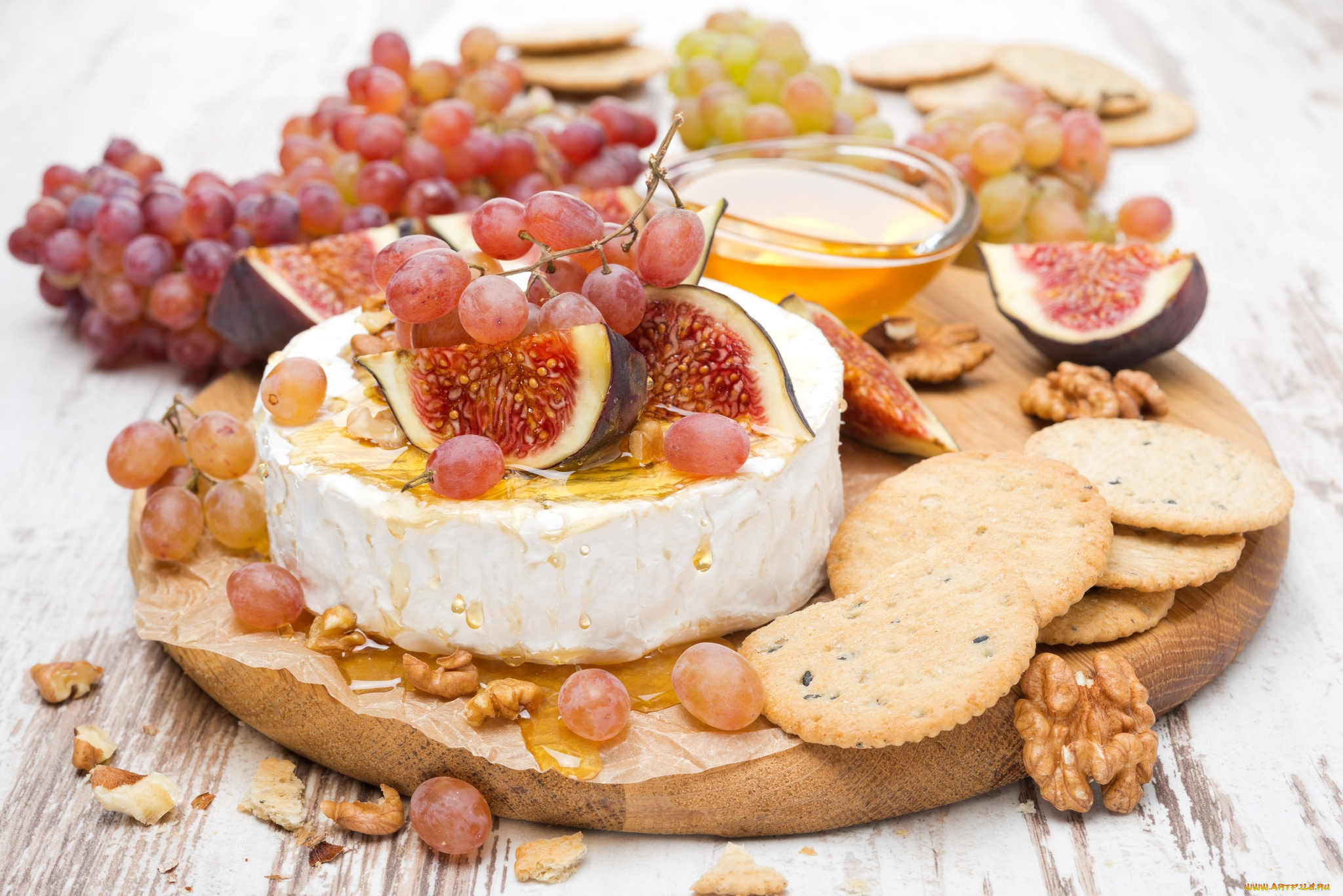 еда, разное, орехи, сыр, инжир, печенье, виноград, камамбер, мед